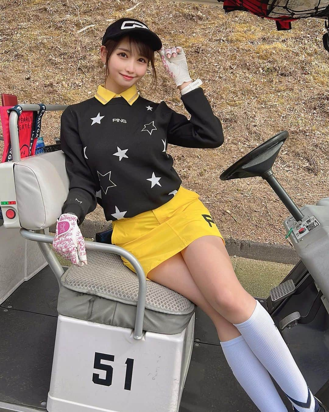 MAYUさんのインスタグラム写真 - (MAYUInstagram)「. ウェアは @pingapparel_japan 🖤💛 ちょっとかっこいい感じにしてみたよ😆🐝 . スコアは43.45-88（32putt）⛳️ なかなかベストを更新できません😂！ やっぱアイアンの時に変に力入ってるのか、ダフリが増えてしまった🥲 練習の時はそんなことないのにな〜、、悩み😮‍💨 . 80前半でコンスタントに回れるようになりたい🥺✨ . #ゴルフ女子#ゴルフ#ゴルフウェア#ゴルフコーデ#ゴルフファッション#ピン#ピンゴルフ#メイプルポイントゴルフクラブ #ping#pinggolf#pingapparel#golf#golfwear#golflife#golfaddict#golfshot#golfgirl#golfer#golfcourse#golfclub#japanesegirl」3月14日 18時22分 - mayu.kina_golf