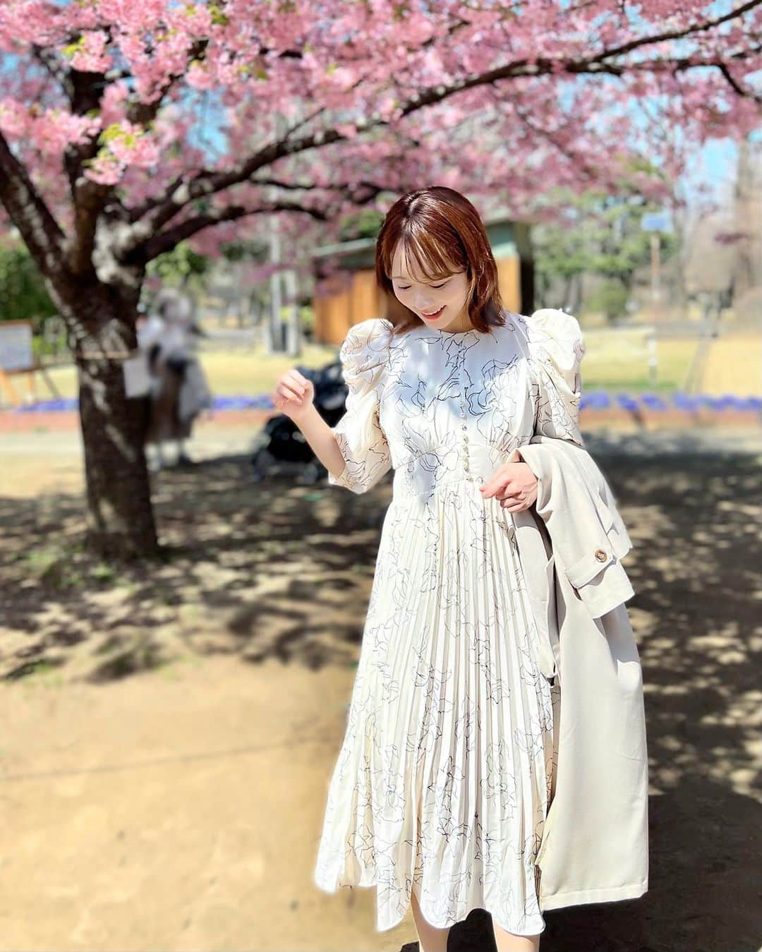 佐藤瀬奈さんのインスタグラム写真 - (佐藤瀬奈Instagram)「⠀ 河津桜が満開だったのでお散歩しました🌸 鮮やかで綺麗だった〜🥰⠀ ⠀ 今日は暖かかったので @tocco_closet ✖︎ @tadeaya ちゃんコラボのワンピースで春コーデ💐 パワーショルダーとパールボタンが可愛すぎる😍 お上品なフラワープリントも素敵…！⠀ ⠀ こちらは大人気ですぐsold outになったみたい🥺❣️ 他にも可愛すぎるプルオーバーなど展開されているので ぜひ見てみてほしいな🕊♡ ・ ・ ・ #春コーデ#toccocloset#トッコクローゼット#パワショル#春ワンピース#きれいめコーデ#フェミニンコーデ#ママコーデ#mamagirl」3月14日 18時25分 - senapuu