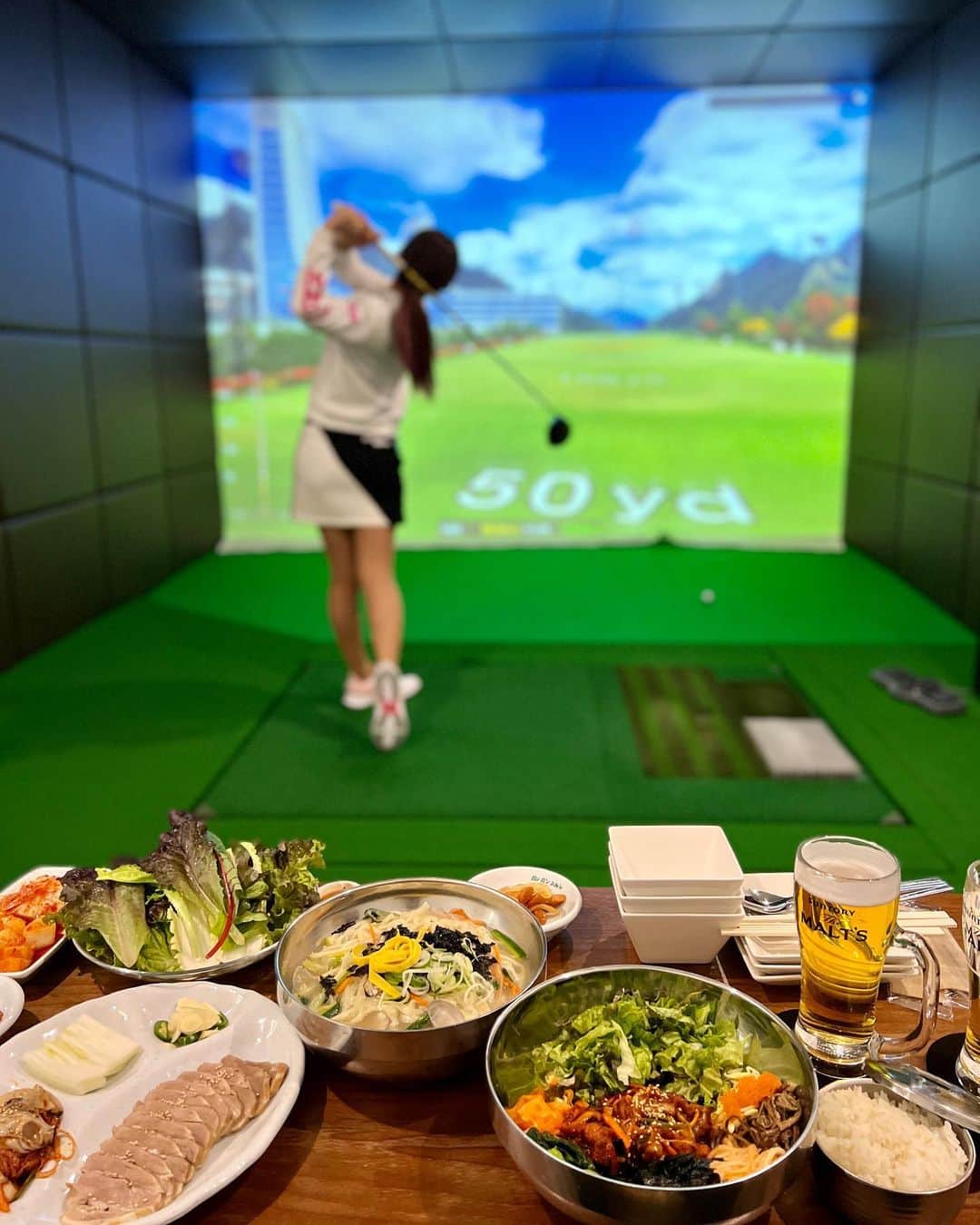 Yuuさんのインスタグラム写真 - (YuuInstagram)「最近見つけたおすすめのインドア⛳️ 『JOINシミュレーションゴルフ』を紹介させてください❤️  赤坂にあるJOINはプライベート練習場で 最新機械が備わっていて、本格的に練習できます❣️ 服、グローブ、シューズのレンタルはもちろん バーやシャワー室も完備！！  なんと同じビルの〝カンガンスルレ〟という韓国料理屋さんの出前もできちゃう😋💕  ビールで乾杯しながら友達と楽しくワイワイ18ホールプレイを楽しめる素敵すぎるお店です❣️  気になる料金は、、、 お部屋代、何時間でも：4,000円 1人1時間：2,000円 、30分1,000円 アルコール一杯：600円〜（ボトルキープもできます） とってもコスパの良いお店です🤑❤️  「ゆうのインスタ見た」と予約時に言ってくれれば ブース代半額＋ビール1杯無料(人数分) になります💕  是非一度訪れてみてください(*´人`*) 私も入り浸ってます🤣  #JOINシミュレーションゴルフ #赤坂ゴルフ #ゴルフゾーン #プライベートゴルフ #ゴルフ男子 #ゴルフ女子 #真剣ゴルフ #ゴルフバカ #韓国ゴルフ #ゴルフスイング #ガチゴルフ女子 #ゴルフスクール #ゴルフウェア #ゴルフ女子コーデ #ゴルフスイング  #元内ゆう #조인시뮬레이션골프 #일본골프 #도쿄골프 #골프스윙 #일본골프레슨 #골프레슨 #여자골프 #남자골프 #도쿄스크린골프 #아카사카스크린골프」3月14日 18時40分 - yuu1115yuu