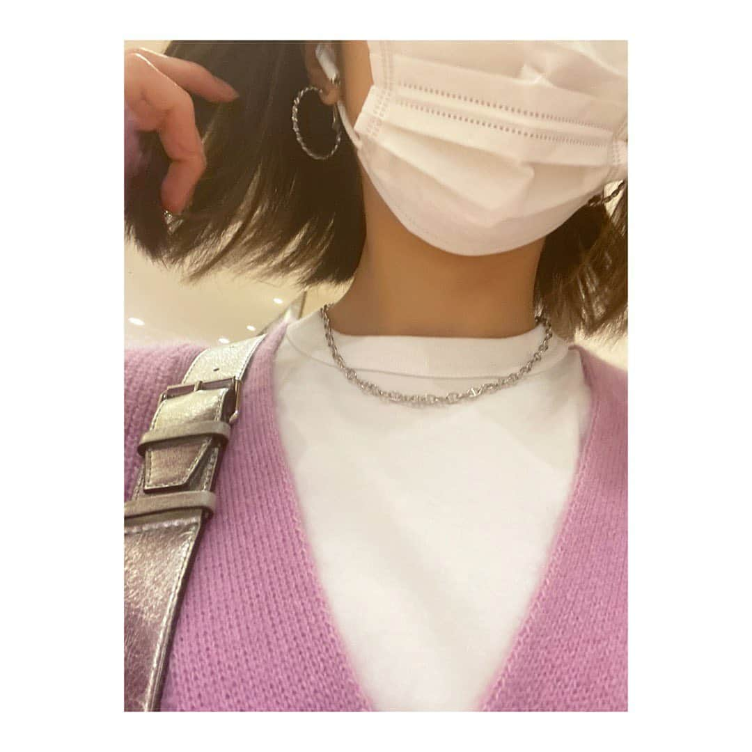 近藤夏子さんのインスタグラム写真 - (近藤夏子Instagram)「.   昨日の私服💗  ぽかぽかだったので コート無しで出かけられました✨  アクセサリーとバッグはシルバー カーディガンとスニーカーはピンク  会社で髪の毛切ったね〜って気がついてもらえて嬉しいいちにち😚笑 　  Tシャツ→UNIQLO カーディガン→norc パンツ→ZARA スニーカー→NIKE バッグ→ rebeccaminkoff  アクセ→norc 　 #私服 #かこの私服だよ」3月14日 18時48分 - kondokako0804