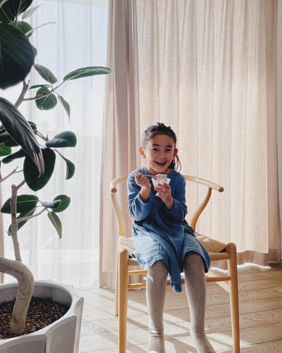 原田沙奈子さんのインスタグラム写真 - (原田沙奈子Instagram)「おやこ時間を堪能してる今日この頃。 春から小学生だなんてー、泣ける  おやつ作ろうよー と言われるたびに材料あるかとドキッとするけどフルーチェがあればものの数分。 ぜーんぶ自分で出来るから満足顔😚←  そんな#フルーチェおやこ時間 にアマネと少し出させてもらってます。 （「フルーチェおやこ時間」で検索するとフルーチェのサイトで動画が見られます）   「キミと、ほんのちょっとお話ししたいな。」  楽しい嬉しい寂しい悲しい分かってほしい気付いてほしい大好きだと伝えたい…色んな気持ちと出逢わせてくれる愛おしくて仕方がない、おやこの時間。 皆さんも大切な時間を❤️  #フルーチェ #親子時間 #ハウス食品 #PR」3月14日 19時01分 - sanakoharada