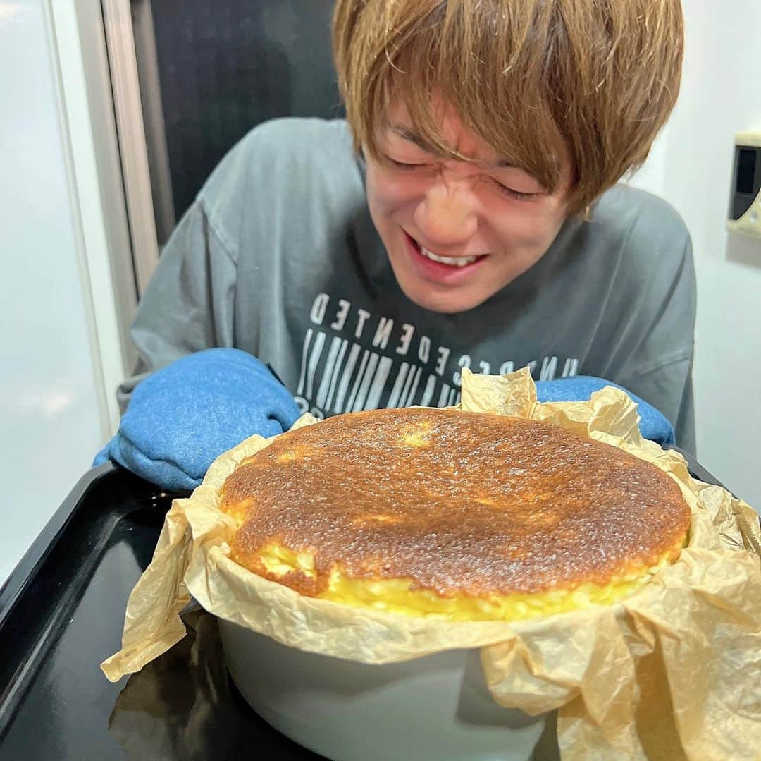 大倉士門さんのインスタグラム写真 - (大倉士門Instagram)「何億光年ぶりに自炊しました🍖🍴 と言っても、chef's hatという料理動画配信サービスと共に✨ 名店で実際に出してる料理のレシピがそのまんま動画になってるので まじの自炊初心者の僕でもむちゃくちゃ美味しく、家で完全再現できちゃいました〜😆どう？こんな僕がプロみたいにできました。笑 カルボナーラ🍝とバスクチーズケーキ🍰  というわけでホワイトデーも兼ねて作りました🥰 一回騙されたと思ってチャレンジしてみてね！笑 これを機に手料理頑張って始めよう！！✊ https://chefshat.jp/?utm_source=sns&utm_medium=user&utm_campaign=top01」3月14日 19時21分 - shimonsmile