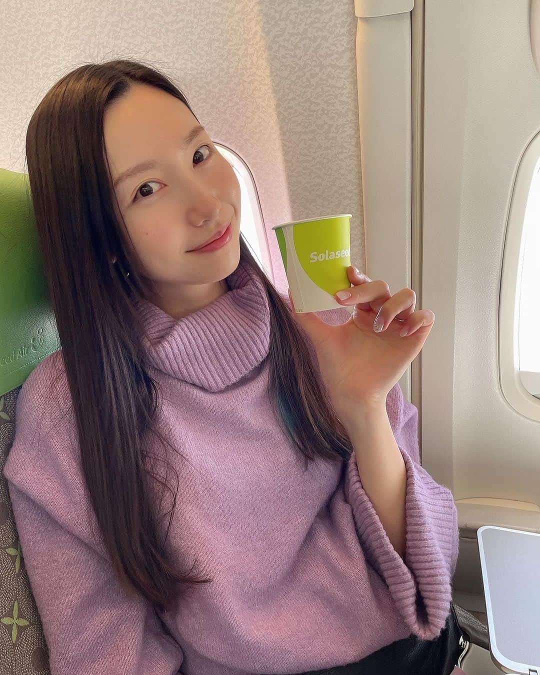 中島亜莉沙さんのインスタグラム写真 - (中島亜莉沙Instagram)「先日、ソラシドエアに乗って宮崎ゴルフ旅行に行ってきました✈️   @solaseedair_official はリーズナブルなのにLCCではなくフルサービスの九州・沖縄に特化した航空会社✨ チェックインはANAと同じカウンターでできたので楽々チェックイン！ 機内はグリーンで統一されてて、 機長さんのアナウンスやＣＡさんの対応がすごく丁寧で安心できました😌 座席も広く、ドリンクサービスのアゴユズが美味しかったー🤤 ⁡ そして宮崎では憧れのフェニックカントリーのカジュアルなリゾートコースであるトムワンコースでラウンド⛳️  ナイトゴルフだったので日焼けしなかったー♪ コースはフラットで真っ直ぐなコースが多いけど戦略性が高く楽しめた！ 3ヶ月振りのゴルファーにも優しく林の中に入っても地面が綺麗に整備されていたのでボールがすぐに見つかったよ！ ⁡ 宿泊は敷地内にあるフェニックスシーガイアリゾートホテル！ 窓から見える景色がすごく綺麗で、日中は南国の雰囲気を味わえる素敵なホテルでした！ 部屋は落ち着く空間で広々としてた✨ ⁡ 夜のお食事はホテル内の「米九」でひなた鍋！ 魚介出汁スープと地鶏スープで 20種類の薬味から自分でタレを選べるよ♪ ⁡ 宮崎観光では #サンメッセ日南 に行ってきたよ！ モアイを眺めたり写真映えするスポットが沢山あった👀 ⁡宮崎の方に親切にして頂き楽しさ倍増する旅行でした！  帰りももちろんソラシドエア✈️ 快適な空の旅すぎて体感1秒で羽田に到着しました。笑⁡  #じゅうまいめ #モアイの気持ち  #PR #solaseedair  #ソラシドエア #九州沖縄の翼 #空から笑顔の種をまく#宮崎観光 #宮崎ゴルフ #ゴルフ旅 #トムワトソンゴルフコース #ゴルフ女子」3月14日 21時01分 - arisan_days