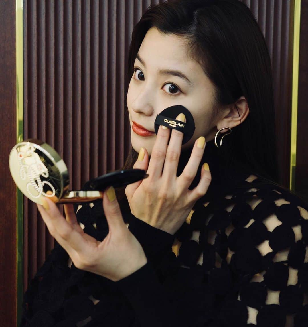 朝比奈彩さんのインスタグラム写真 - (朝比奈彩Instagram)「. . ＜GUERLAIN “Parure gold cushion N”＞ . 肌馴染みがとても良くて、潤いも与えてくれる そしてしっとりとした肌に仕上げてくれます❤️ . 天然ミネラルフィルターで紫外線、ブルーライト 大気汚染から肌を守ります。 . 持っているだけで気分を上げてくれる、 スタッズ付きのクッションファンデーションは まるで芸術品みたい💓 . . @guerlain  #ゲラン  #パリュールゴールドクッションＮ」3月14日 21時01分 - asahina_aya