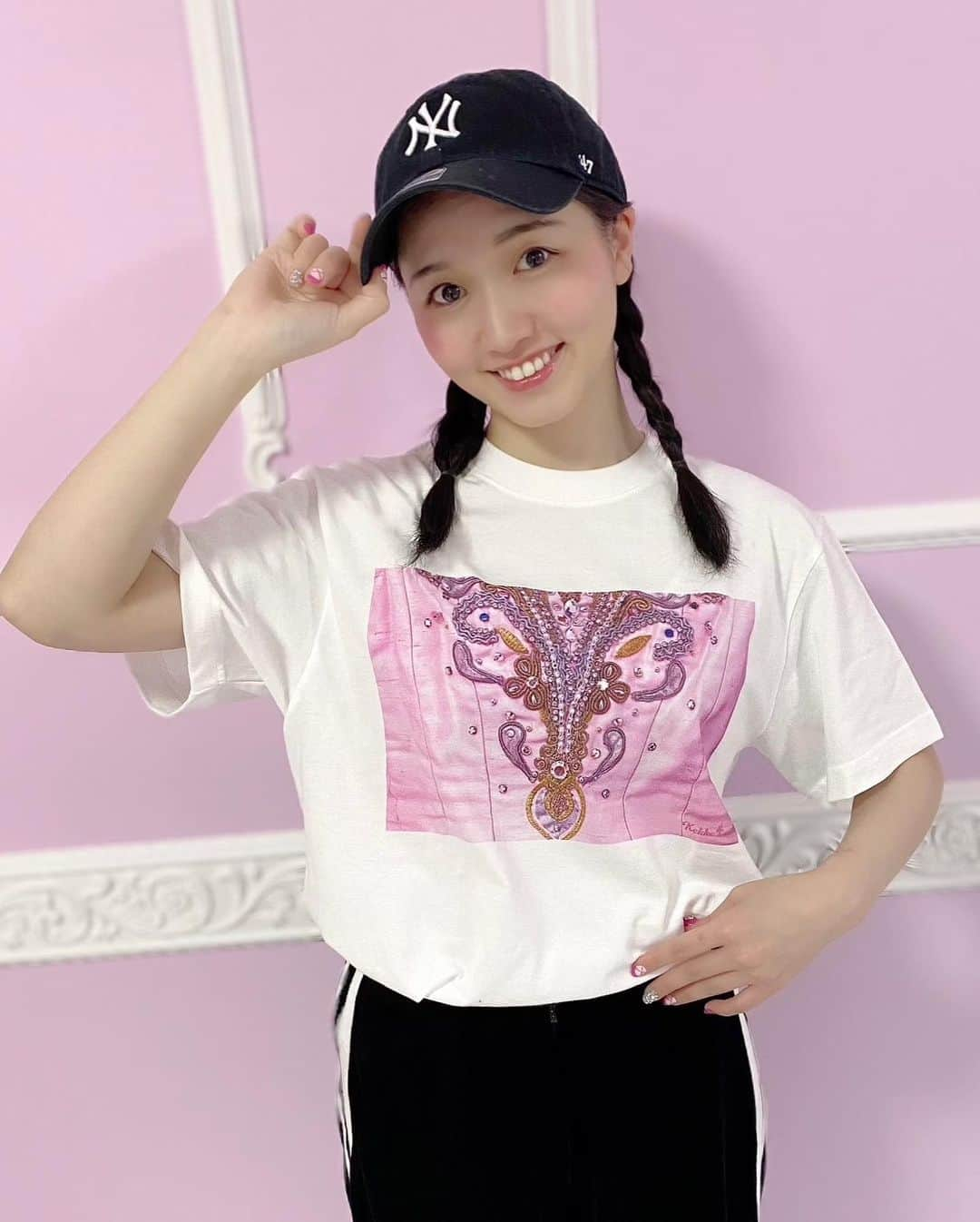 松浦景子さんのインスタグラム写真 - (松浦景子Instagram)「【史上初？！】バレリーナなりきりTシャツ🦢  ・・・これであなたもバレリーナ🩰💗  3/16(水)お昼12:00予約受付終了😭  @kekke.official   逆にこれをどんな人が着てくれるんやろ？ とワクワクしております。  カジュアルなパンツスタイルだと また違う雰囲気になります。  バレリーナになりきって 自己肯定感上げましょう🦢🩰💗  #自己肯定感高い人じゃないと着れない説   ps.YouTubeけっけちゃんねるの 4年前のあの動画からヒントもらいました  ーーーーーーーーーーーーーーーーーーーー  #バレエ大好き #Kekke #kekke #balletwear #松浦景子 #バレエ #バレエウェア #クラシックバレエ #けっけちゃんねる #バレエあるある #バレエ女子  #バレリーナ芸人 #バレエ芸人 #バレエアイテム #バレエレッスン #バレエTシャツ #オモシロTシャツ #おもしろTシャツ #面白Tシャツ #balletdancer #ballet #ballerina #balletphotography #balletpost #balletphoto #balletlife #balletlovers #balletlove  #吉本新喜劇」3月14日 21時13分 - pinkpinks13