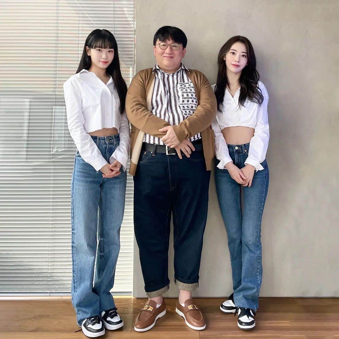 h3artbrak3rsさんのインスタグラム写真 - (h3artbrak3rsInstagram)「Posted @withregram・ hitmanb72  Welcome! @39saku_chan @_chaechae_1 #SOURCEMUSIC #HYBE  #IZONE #아이즈원 #アイズワン #sakura #宮脇咲良 #미야와키사쿠라 #さくら #chaewon #김채원 #チェウォン」3月14日 21時42分 - h3artbrak3rs