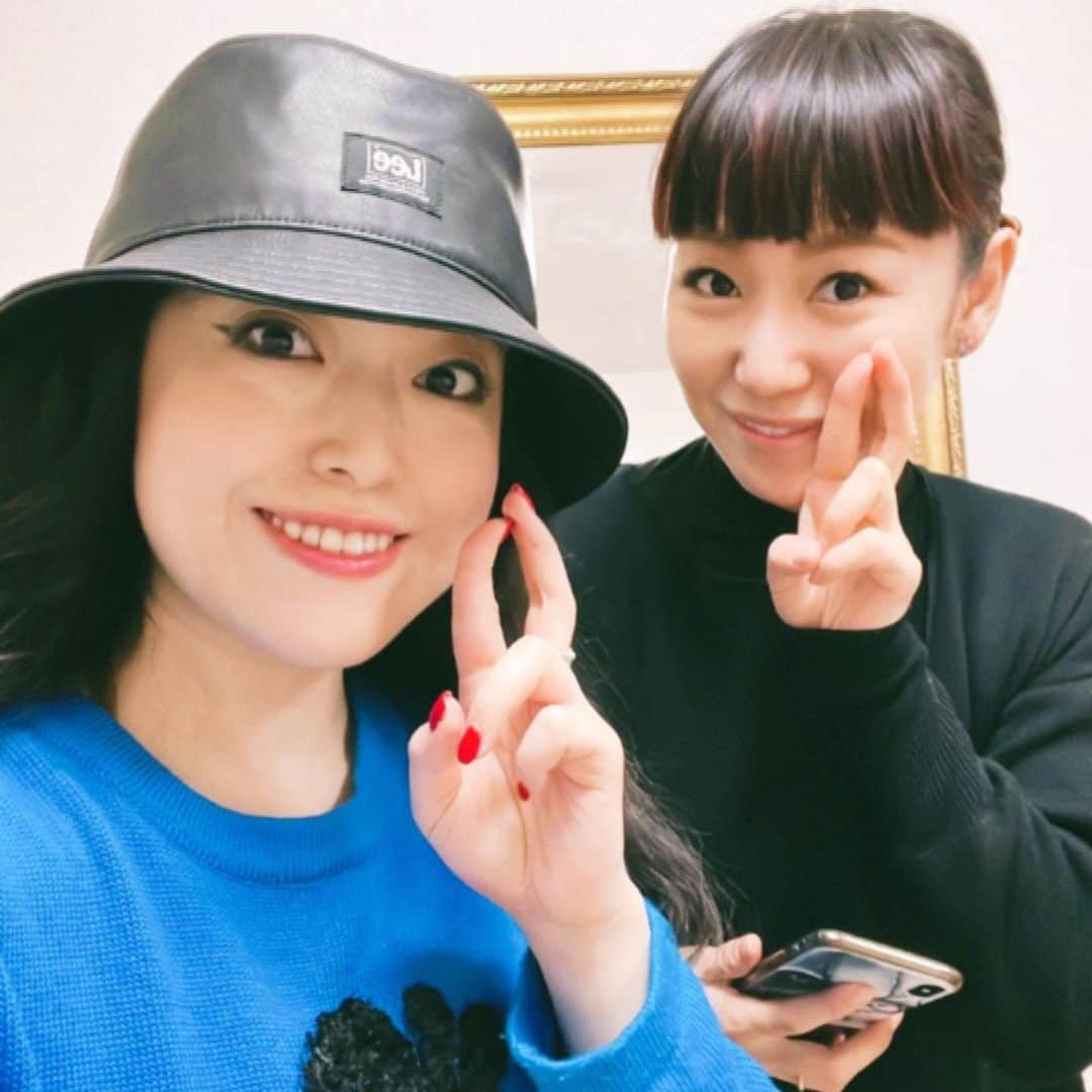 益子寺かおりさんのインスタグラム写真 - (益子寺かおりInstagram)「先月の投稿をいろいろと…☆  レコーディングのヤマ場でボロッボロになってた時、おともだちんこ・ミヤビさんのお店「ラヴェンナサロン」で「ハーブピーリング」を受けてきたヨ♡  先月下旬ぐらい、肌荒れMAX状態に陥って、人様にもお見せ出来ません！ぐらいの状態になっちゃって（花粉も相まって、肌ボッコボコだった😇）  びえー！と泣き叫んでいたところ、ミヤビさんからテレパシーのようにポケベルを鳴らしていただき「トゥクン…運命！？////」と駆け込み益子寺させていただきました♡  ZUTTO気になってた、ハーブピーリング！ ダウンタイムもなくて敏感肌でもダイジョーブイ！と聞き、初体験♡  施術を受けた日は泣きたいCRYに荒れ放題のサバンナを放置したような肌の状態だったんだけど、まったくピリピリ感もなかったし、  受けた事後の感覚は、 肌が軽くなって生き返った心地！ ふわふわしてる！ なんか眼がしっかり開く！ ごっそり肌の憑き物が成仏された感覚だったわ！  翌日も化粧ノリよくて感動して、 そっからみるみる内に肌が回復していって、無事にステージにもおっ勃てました…！泣 数日後、無加工でこんな感じ！(３枚目) ありがたや、ありがたや！！  おひさしブリーフにミヤビさんとも会えてマンモスうれPかった〜！！元気びんびん物語にもらって、癒された…♡ ミヤビさん、助けていただき本当にサンクスモニカです！♡  #ラヴェンナサロン #ハーブピーリング #ベッドイン」3月14日 22時47分 - kaori_masuco