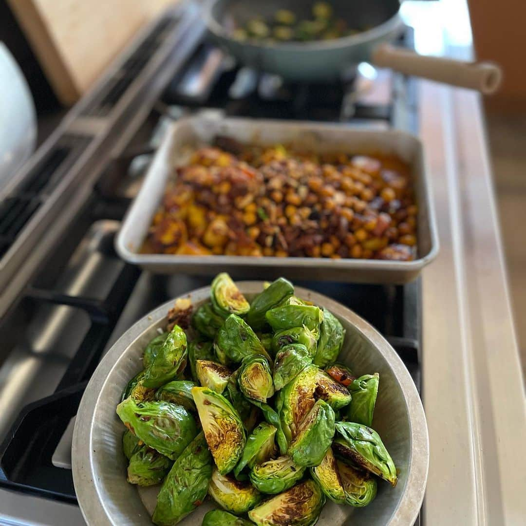 結城アンナさんのインスタグラム写真 - (結城アンナInstagram)「ベビーキャベツの美味しい季節🥬大きさによって½ または¼に切ったベビーキャベツをXVオリーブオイルが敷いてあるフライパンに切った側を下にして、美味しい海塩を振って、いじらないで☝🏼そのまま焼き色が付くまで焼きます1〜2分👉🏼反対側も焼きます👍🏼 写真に写っているのはハリッサ／オイルでマリネしたホタテ&ヒヨコ豆のワンプレート🍽 🥬Brussel Sprouts in season👍🏼  お皿はPlate by Vadava Ceramic, handmade in Latvia  🕊Peace & Kindness✨ 💕May all your dreams come true💕 ☆☆♡☆☆☆☆☆♡☆☆☆☆☆ #ベビーキャベツ #野菜 @annascookbook_kisetsu」3月15日 8時05分 - ayukihouse