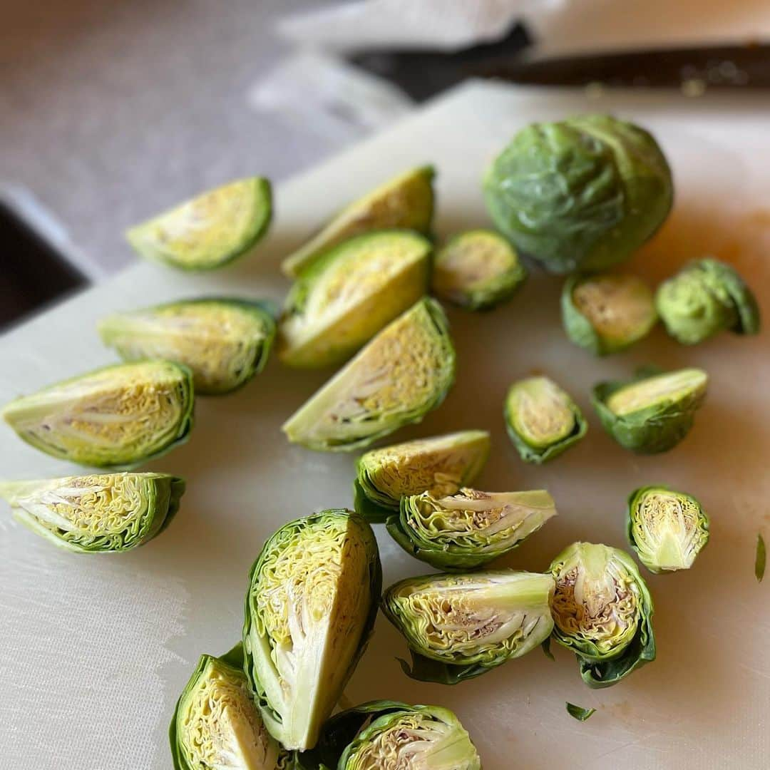 結城アンナさんのインスタグラム写真 - (結城アンナInstagram)「ベビーキャベツの美味しい季節🥬大きさによって½ または¼に切ったベビーキャベツをXVオリーブオイルが敷いてあるフライパンに切った側を下にして、美味しい海塩を振って、いじらないで☝🏼そのまま焼き色が付くまで焼きます1〜2分👉🏼反対側も焼きます👍🏼 写真に写っているのはハリッサ／オイルでマリネしたホタテ&ヒヨコ豆のワンプレート🍽 🥬Brussel Sprouts in season👍🏼  お皿はPlate by Vadava Ceramic, handmade in Latvia  🕊Peace & Kindness✨ 💕May all your dreams come true💕 ☆☆♡☆☆☆☆☆♡☆☆☆☆☆ #ベビーキャベツ #野菜 @annascookbook_kisetsu」3月15日 8時05分 - ayukihouse