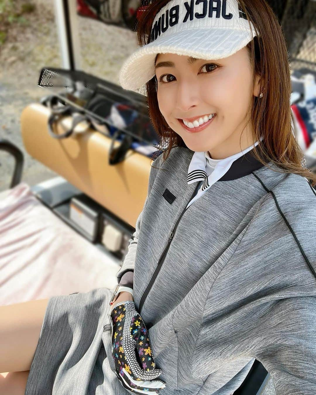 井上麻衣さんのインスタグラム写真 - (井上麻衣Instagram)「Golf day ⛳️  家族でゴルフの日✨ この日はベストスコア更新したので 嬉しい😳❣️ 早く上達したい😂  . . . . #golf#golfswing#golfgirl  #holiday#familyday #ゴルフ#ゴルフウェア#ゴルフ女子  #ゴルフ好きな人と繋がりたい  #ゴルフコーデ#ゴルフ初心者  #家族の日#休日#アウトドア」3月15日 10時04分 - mai_inoue