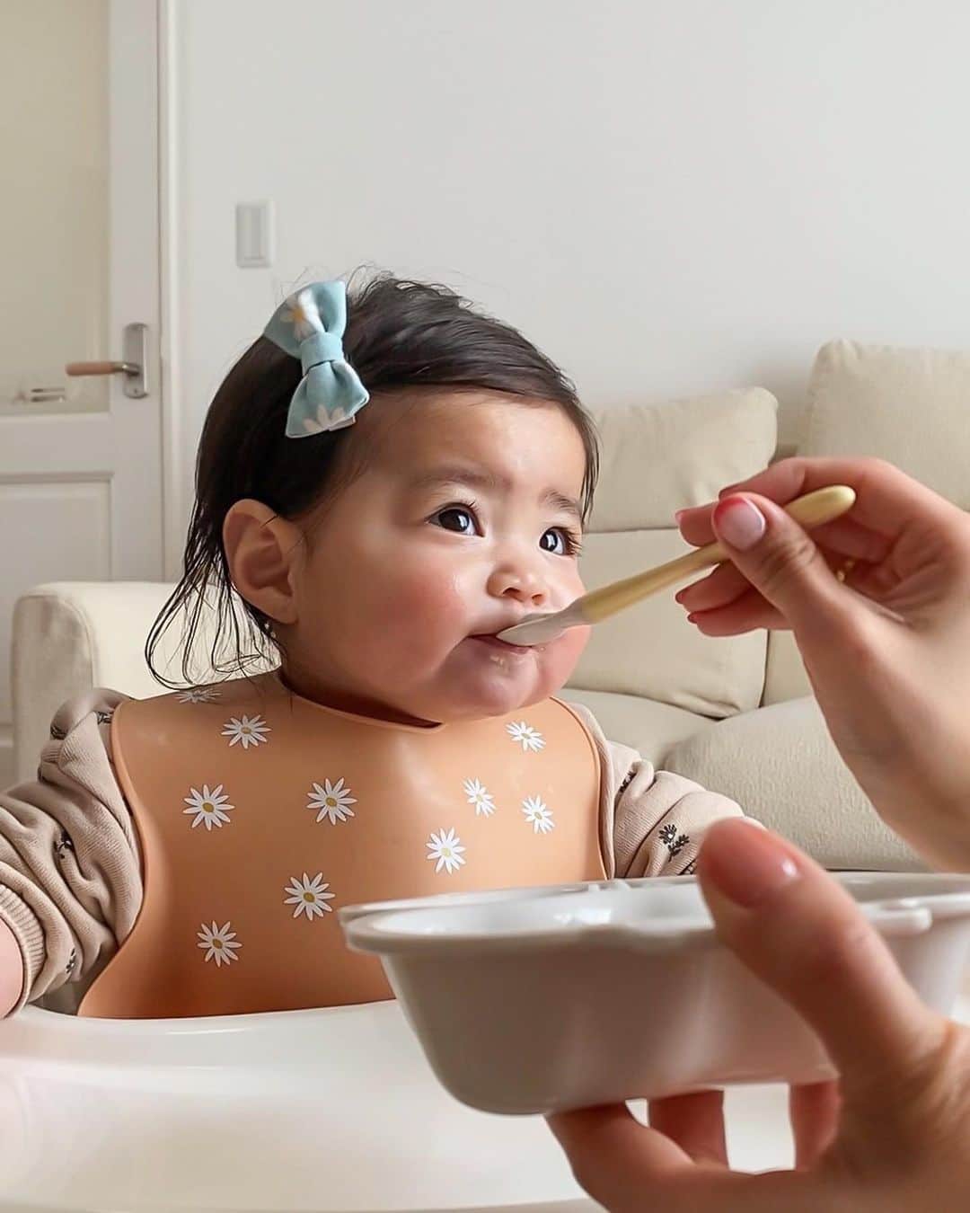 -LIFE IS FUN-さんのインスタグラム写真 - (-LIFE IS FUN-Instagram)「離乳食TIME😋🥣  @pigeon_official.jp さんから頂いた KIPPOI 食器セットでお昼ごはん🍓 動画を撮ったのでお時間ある方は 10倍速動画をお楽しみください😍🤣💕笑  娘のご飯事情は、、、👶🏻💭 3人目だから1番適当で申し訳ないんだけど 我が家は食べることが楽しければそれで良し！💯 なので、ゆる〜く楽しくやってるよ🙆🏼‍♀️💕 朝はバタバタすぎるからまだ昼と夜の2回食で 9ヶ月になったから そろそろ後期食だね〜！といったところ🍚 まだ歯が生えてきていないから 歯茎で潰せるくらいの固さでね👄✨  ご飯はとっても大好きちゃん！！👶🏻 ご飯80gにおかず100gは 2食ともペロリと余裕で食べちゃう👏🏽💕  離乳食の食器は、息子のお下がりを ずっと使っていたんだけど 娘、はじめてのNEW食器🥺💕 ピジョン様ありがとうございます🙏🏽✨ こちらのベビー食器セット🌳KIPPOIは、スプーンですくいやすくて デザインも可愛いくて とってもあげやすかった🥺👏🏽🥣✨  環境に良いECOな素材を使っていたり 子どもの成長に合わせて組み合わせれるので 長く使えるからご飯時間がもっと楽しくなりそう🤤🤝💕  #ピジョン #離乳食 #ピジョンKIPPOI #離乳食準備 #出産祝い #PR」3月15日 13時30分 - kiyoko1207
