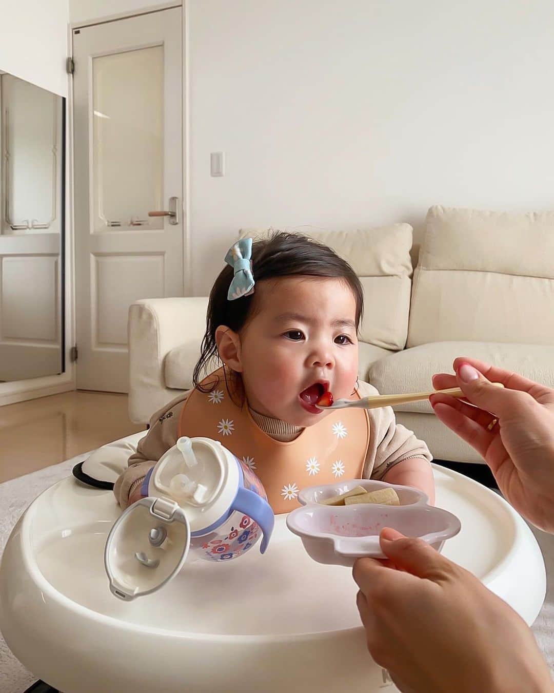 -LIFE IS FUN-さんのインスタグラム写真 - (-LIFE IS FUN-Instagram)「離乳食TIME😋🥣  @pigeon_official.jp さんから頂いた KIPPOI 食器セットでお昼ごはん🍓 動画を撮ったのでお時間ある方は 10倍速動画をお楽しみください😍🤣💕笑  娘のご飯事情は、、、👶🏻💭 3人目だから1番適当で申し訳ないんだけど 我が家は食べることが楽しければそれで良し！💯 なので、ゆる〜く楽しくやってるよ🙆🏼‍♀️💕 朝はバタバタすぎるからまだ昼と夜の2回食で 9ヶ月になったから そろそろ後期食だね〜！といったところ🍚 まだ歯が生えてきていないから 歯茎で潰せるくらいの固さでね👄✨  ご飯はとっても大好きちゃん！！👶🏻 ご飯80gにおかず100gは 2食ともペロリと余裕で食べちゃう👏🏽💕  離乳食の食器は、息子のお下がりを ずっと使っていたんだけど 娘、はじめてのNEW食器🥺💕 ピジョン様ありがとうございます🙏🏽✨ こちらのベビー食器セット🌳KIPPOIは、スプーンですくいやすくて デザインも可愛いくて とってもあげやすかった🥺👏🏽🥣✨  環境に良いECOな素材を使っていたり 子どもの成長に合わせて組み合わせれるので 長く使えるからご飯時間がもっと楽しくなりそう🤤🤝💕  #ピジョン #離乳食 #ピジョンKIPPOI #離乳食準備 #出産祝い #PR」3月15日 13時30分 - kiyoko1207