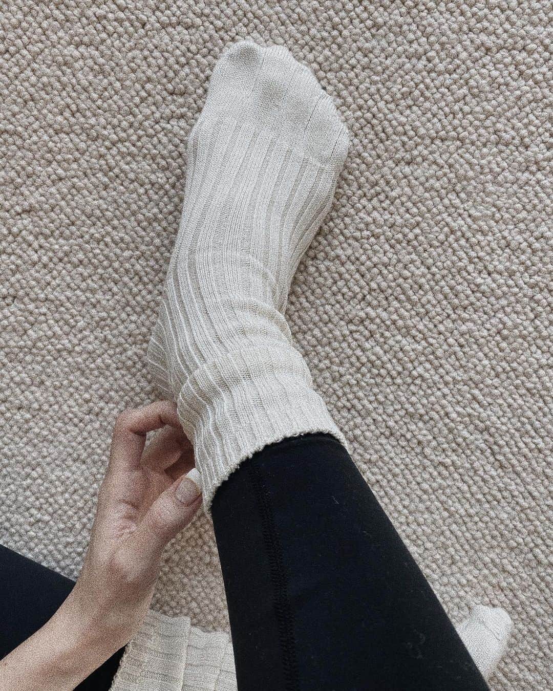 永田杏奈さんのインスタグラム写真 - (永田杏奈Instagram)「・ 本当は白が欲しかったけど完売だったニューバランスの725👟 履いてみたら意外と可愛かったBLACK OLIVEをとりあえず買ってみたら、めっちゃ使ってる。 程よいボリューム感と歩きやすさが良い感じ。  @wray.jp の5本指に見えないシルク靴下も肌触りが最高で快適~。 太リブなのも🙆‍♀️  今日はトレーニングが入ってたのでトレーニングウェアのまま息子の送り迎え🏃‍♀️  #ニューバランス725 #ニューバランスコーデ #ルルレモン #ルルレモンレギンス」3月15日 16時23分 - annanagata