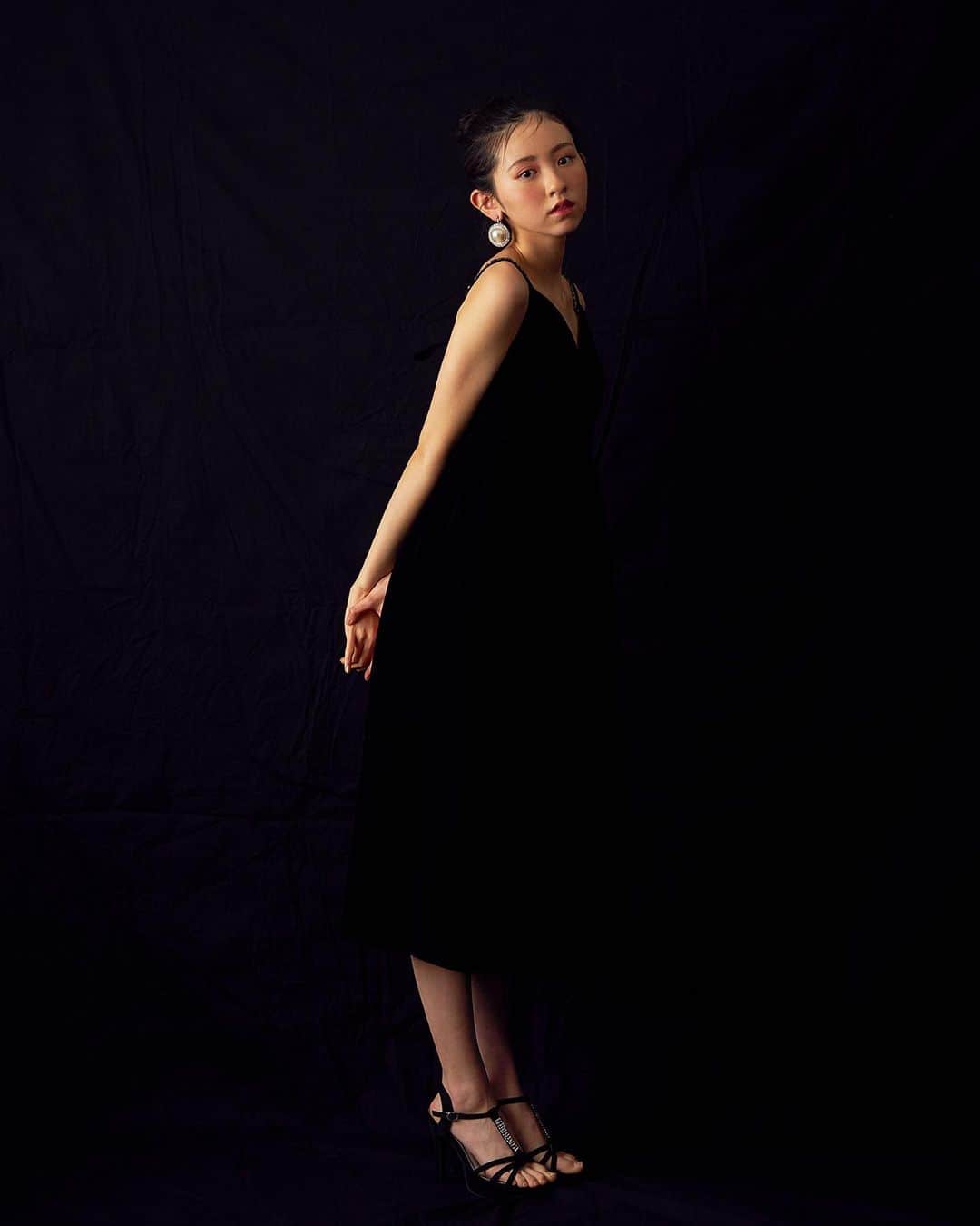 入江美沙希さんのインスタグラム写真 - (入江美沙希Instagram)「今日の写真は真っ黒ドレス〜😌  最近、お花をお部屋に飾りたいな〜と思って、お花屋さんに行ってマーガレットを買ったんです❁  お家にお花があるとお部屋を綺麗に保とう。と思えて、見る度に癒されて 気分が晴れて、嬉しいのです... 最近のみさきの癒しです🤍  #作品撮り#Seventeen #セブンティーン #ロング #06 #06년생 #jc #jc3  #スターダストプロモーション #BREAKTIMEGIRLS #BtG #入江美沙希」3月15日 18時09分 - irie_misaki_official