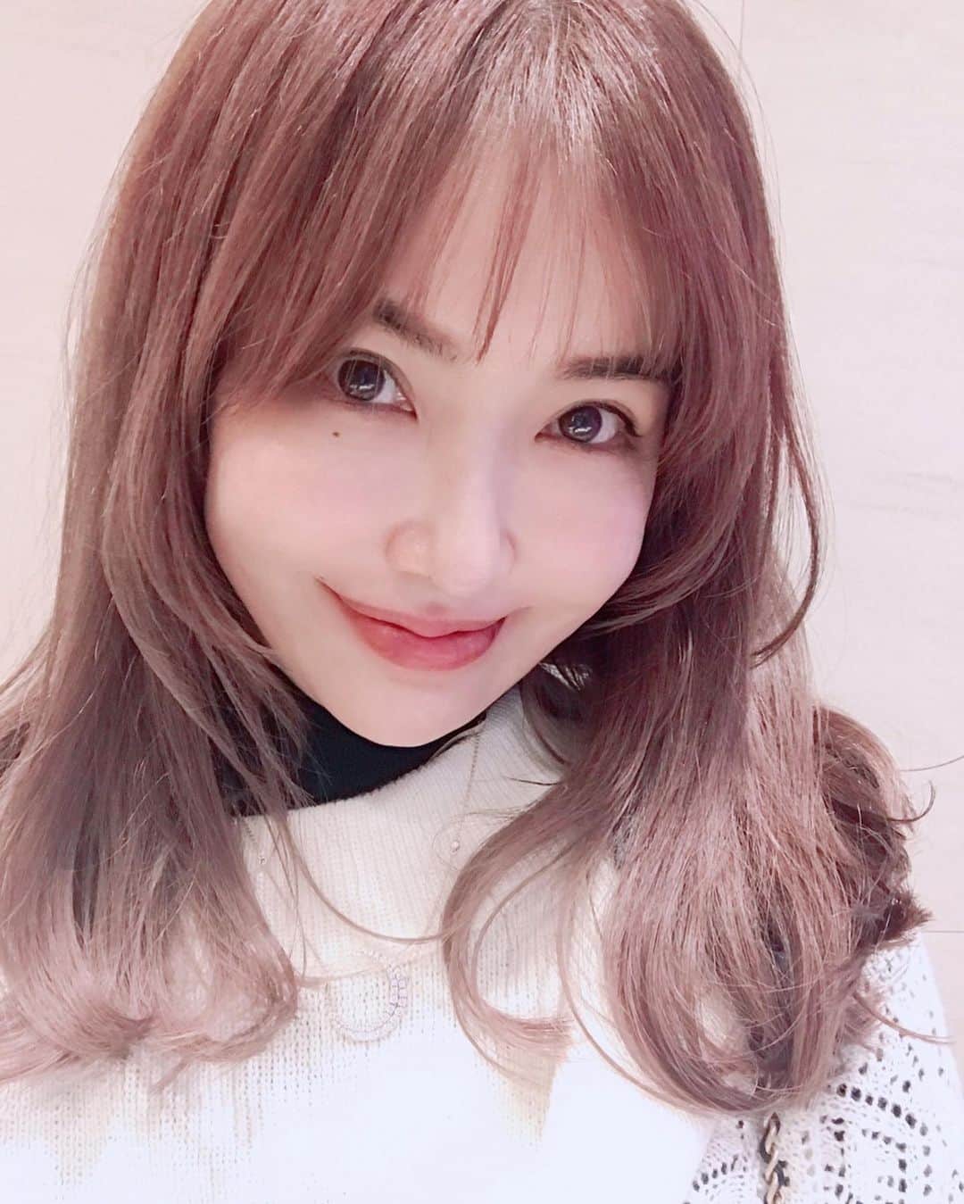 平子理沙さんのインスタグラム写真 - (平子理沙Instagram)「髪を少し明るめの赤みのあるブラウンにして、顔まわりをマッシュっぽく、少し軽くしました😊 そして、前髪もまた少し短くカットしてもらいました💕 最近は、サロンに行く度に数センチカットしていますが、いつもあっという間に伸びてしまいます。 @akiyo0719  #ヘアカラー #beauty#fashion#lifestyle#risahirako#平子理沙」3月15日 22時17分 - risa_hirako
