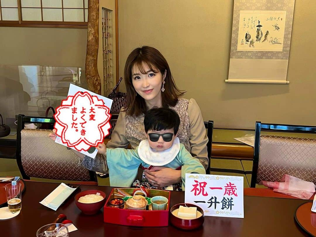 葉加瀬マイさんのインスタグラム写真 - (葉加瀬マイInstagram)「先日息子が1歳になりました❣️あっという間の一年✨よくここまで元気に育ってくれました🥺 子育ては本当に大変だけど、毎日可愛い息子に癒され幸せをもらってます🥺❤️日々どんどん成長するからビックリの連続✨息子の成長が嬉しいですが少し寂しさも感じたり、、と親になって新たな感情を味わってます☺️ これからも愛情たっぷりに育てます🥰  一歳のお祝いで一升餅を背負わされて号泣してた息子😹選びとりカードでは【一万円】を選んでました💰将来お金持ちになるかな😎  #一歳誕生日 #一歳ごはん #happybirthday #息子の成長 #男の子ママ #男の子ベビー #一升餅」3月15日 22時55分 - m.hakase