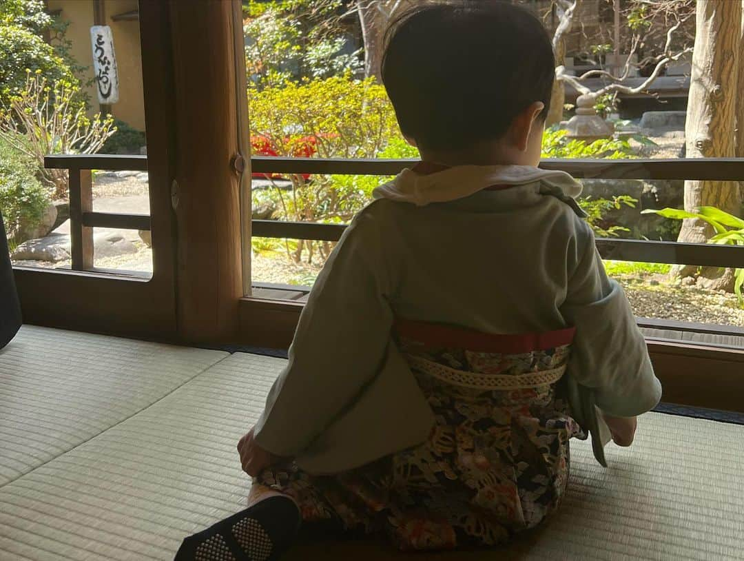 葉加瀬マイさんのインスタグラム写真 - (葉加瀬マイInstagram)「先日息子が1歳になりました❣️あっという間の一年✨よくここまで元気に育ってくれました🥺 子育ては本当に大変だけど、毎日可愛い息子に癒され幸せをもらってます🥺❤️日々どんどん成長するからビックリの連続✨息子の成長が嬉しいですが少し寂しさも感じたり、、と親になって新たな感情を味わってます☺️ これからも愛情たっぷりに育てます🥰  一歳のお祝いで一升餅を背負わされて号泣してた息子😹選びとりカードでは【一万円】を選んでました💰将来お金持ちになるかな😎  #一歳誕生日 #一歳ごはん #happybirthday #息子の成長 #男の子ママ #男の子ベビー #一升餅」3月15日 22時55分 - m.hakase