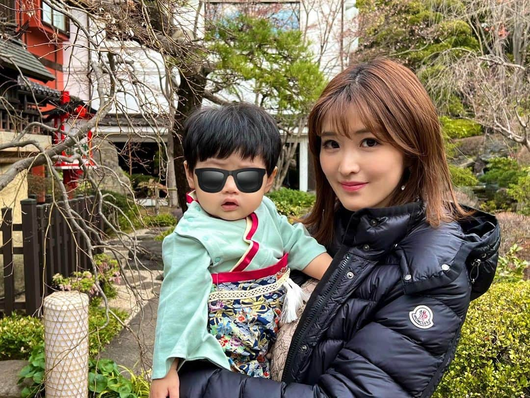 葉加瀬マイさんのインスタグラム写真 - (葉加瀬マイInstagram)「先日息子が1歳になりました❣️あっという間の一年✨よくここまで元気に育ってくれました🥺 子育ては本当に大変だけど、毎日可愛い息子に癒され幸せをもらってます🥺❤️日々どんどん成長するからビックリの連続✨息子の成長が嬉しいですが少し寂しさも感じたり、、と親になって新たな感情を味わってます☺️ これからも愛情たっぷりに育てます🥰  一歳のお祝いで一升餅を背負わされて号泣してた息子😹選びとりカードでは【一万円】を選んでました💰将来お金持ちになるかな😎  #一歳誕生日 #一歳ごはん #happybirthday #息子の成長 #男の子ママ #男の子ベビー #一升餅」3月15日 22時55分 - m.hakase