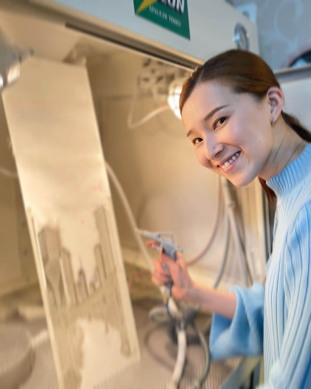 彩星りおんさんのインスタグラム写真 - (彩星りおんInstagram)「先日、宝塚にあるガラスのアトリエへ作品制作に行ってまいりました！  初日まで1週間と少し！ ラストスパートです✨💪🏻  感染対策をして、皆様のお越しをお待ちしております🌸  ＊＊＊＊＊＊＊＊＊＊＊＊＊＊＊＊＊＊  山田えい子&元タカラジェンヌ夢の饗宴  2022年3月23日〜29日 阪急うめだ本店 7階 美術画廊  〈出品作家〉  稔 幸  白城あやか  彩星りおん  ＊＊＊＊＊＊＊＊＊＊＊＊＊＊＊＊＊＊＊  リーガロイヤルホテル大阪で文化教室の講師(見習い)もして参りました🧫 最後の写真は生徒さんの作品です。 今月は桜の丸皿に挑戦しました。  私はこちらのロビーラウンジが大好き☺️ 今回はとんぼ帰りだったので行けませんでしたが、いつもこちらで癒されています☕️💓  #宝塚すみれギャラリー #リーガロイヤルホテル大阪  #文化教室 #ガラス工芸 #サンドブラスト」3月15日 23時26分 - rion.ayahoshi