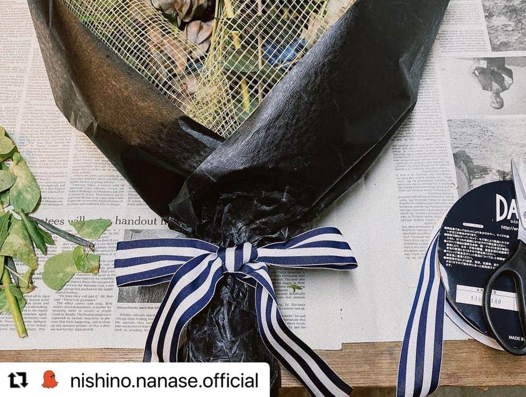 西野七瀬さんのインスタグラム写真 - (西野七瀬Instagram)「#西野七瀬インスタ投稿 2022/3/16 #Repost @nishino.nanase.official ・・・ 選んで 束ねて 包んで 結んで、 できましたー💐」3月16日 8時00分 - nishino.nanase.fan