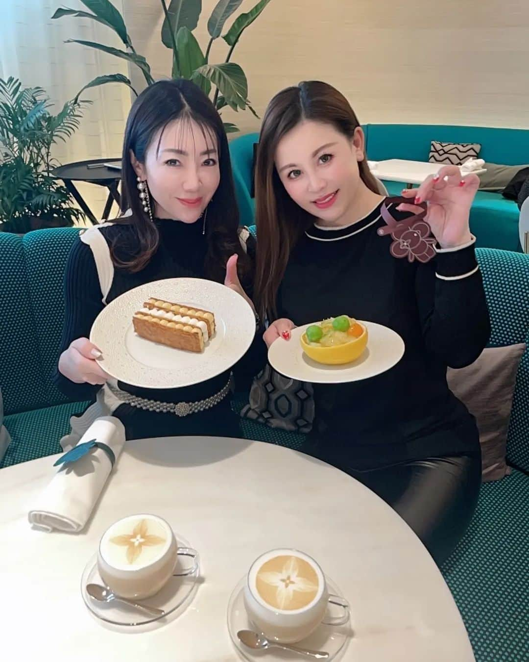 今堀恵理さんのインスタグラム写真 - (今堀恵理Instagram)「2月の東京　@tokyo.bibi  ちゃんとルイヴィトンのカフェ　@lecafev 　銀座店に行きました❤ 銀座店も可愛いかったよ  ビビちゃんとはグルメも美容も旅行好きだから、話してて楽しい✨  Le Cafe Vの後はアートなホテル　@parkhoteltokyo  に行ったよ✨　現代アートのお勉強になった  この日のコーデは ワンピース　@selectshopnage  ピアス　@kobehiros2  美脚ブーツ　@shein_japan  SHEINはスプリングセールを開催 中 どこよりもお得なセールで春夏トレンドファッションゲットしちゃお クーポンコード　『　spring3511 』でお買い上げ金額1～5,999円までは15%OFF、 6000円以上は20%OFFになります。 期限は3月31日まで  #lecafev #ルイヴィトン #銀座 #現代アート #shein」3月16日 8時10分 - eriimahori