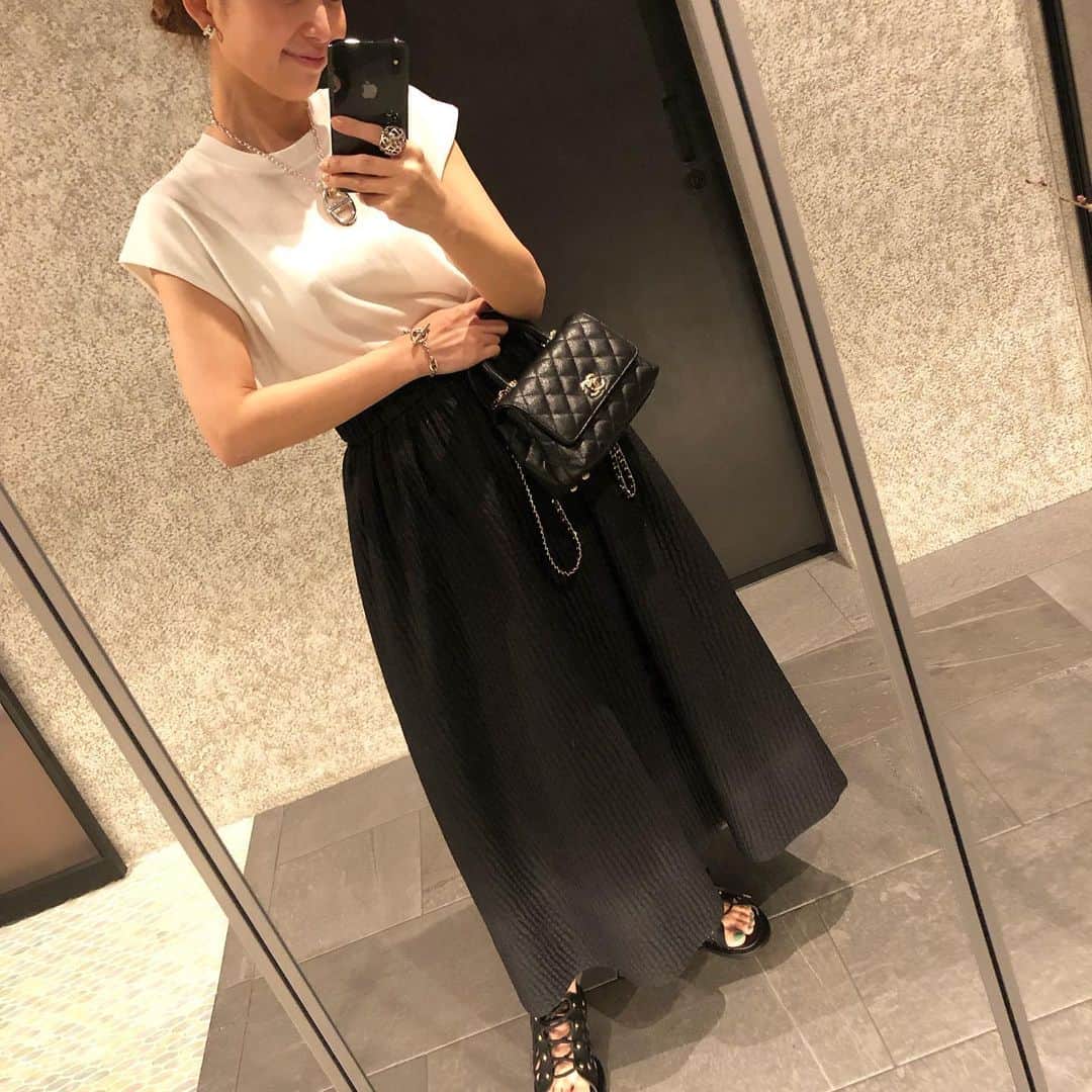 外村久美子さんのインスタグラム写真 - (外村久美子Instagram)「・ おはようございます！ 今日から東京受注会の為只今車内から🚅 2部目の会には間に合いそうです〜！ summerでは、普段パンツが多い方にもスカートも人気で、スカートコーデしてみました💃 どちらも、フレンチスリーブのニットをあわせてます。Blackのスカートは、yoriオリジナル生地で、今回２型のブラウスも作ってて、ブラウスも凄く人気でした♡ #yori_japan  #2022summer #シャーベットニットノースリーブ #フクレジャガードスカート #シャイニープリーツスカート」3月16日 10時34分 - kummy153