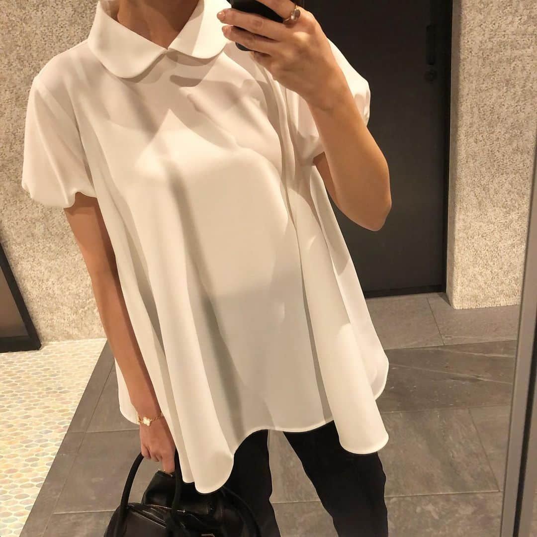 外村久美子さんのインスタグラム写真 - (外村久美子Instagram)「・ 学校行事の服装にご質問頂いてますが、こんな感じでブラウスやニットにパンツスタイルのシンプルな感じが多いです☺️ ブラウスはサラサラで気持ちよく、この襟付きのきちんと可愛いスタイルがお気に入りです♡ きっと、この夏はこのスタイルで🏫 #yori_japan  #2022summer #サラサラ襟付きブラウス #シャーベットニットノースリーブ  #セレモニーピンタックパンツ #セレモニー」3月16日 10時54分 - kummy153