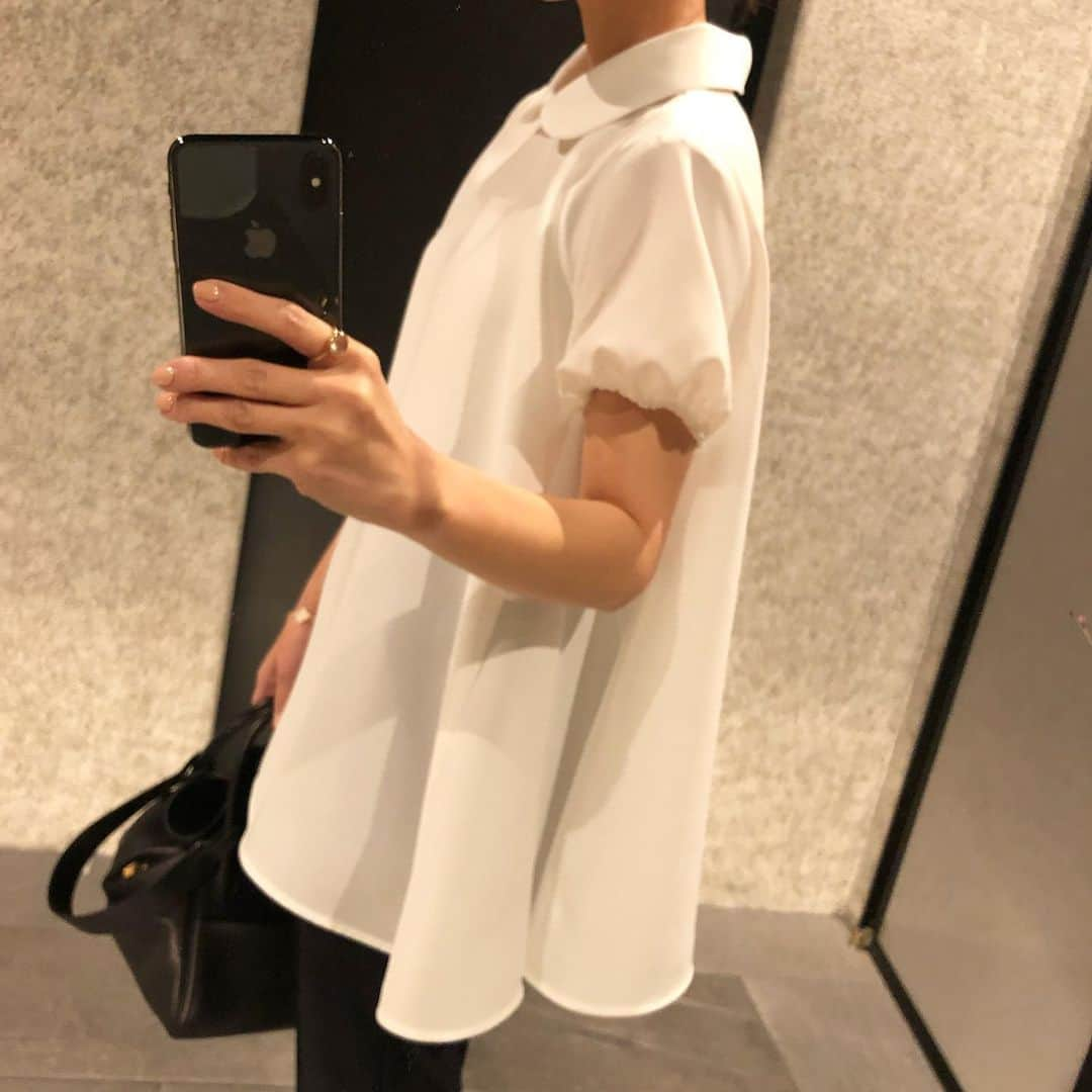 外村久美子さんのインスタグラム写真 - (外村久美子Instagram)「・ 学校行事の服装にご質問頂いてますが、こんな感じでブラウスやニットにパンツスタイルのシンプルな感じが多いです☺️ ブラウスはサラサラで気持ちよく、この襟付きのきちんと可愛いスタイルがお気に入りです♡ きっと、この夏はこのスタイルで🏫 #yori_japan  #2022summer #サラサラ襟付きブラウス #シャーベットニットノースリーブ  #セレモニーピンタックパンツ #セレモニー」3月16日 10時54分 - kummy153