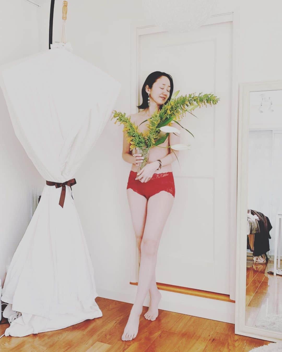 織香さんのインスタグラム写真 - (織香Instagram)「今日は❣️ @keiko_ashida のバースデー🎂🎂🎂 奇跡の52歳🌟おめでとう〜❤️❤️❤️  お互い3月生まれの桂子ちゃんとは毎年一緒にお誕生日を祝ってます！今年はモロッコ料理で乾杯🥂した後、桂子ちゃんのサロンへ。  私からはリバティのマスクポーチ&👓ケース そして💐をプレゼント💕  桂子ちゃんからはハーブピーリングのエステをプレゼントしてもらって😍 お肌ツルツルふっくらに✨✨✨  さらに！ @on_de_miu の温活下着までプレゼントしてもらいました😍😍😍  こんな素敵なレースの下着なのに、お腹まで温めてくれるなんて最高❣️  イメージモデルの原志保ちゃんが美しすぎて✨✨✨ 思わず真似して写真撮ってもらったのだけど エステ後でスッピンだし、なんか違うって2人で泣き笑い😂出直してきます！  なにはともあれ いつも美しく優しくてお姉ちゃんみたいな桂子ちゃん💕 ますます充実の1年になりますように🤗  #誕生日#おめでとう  #いつもありがとう  #birthday #beautiful」3月16日 11時13分 - orikagram