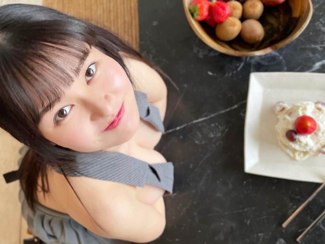 未梨一花さんのインスタグラム写真 - (未梨一花Instagram)「あっという間にもう明日です🌸   1st写真集 #花が咲いたら   皆さんもちろんご予約済ですよね？圧←   写真は撮影で作ったパンケーキと トッピング用のフルーツたち🥞🥭 楽しかったなあ♩   この衣装お気に入りなので どんな仕上がりになっているか 明日GETできた方は チェックしてみてください😉   ご予約もまだまだお待ちしております！     #グラビア #写真集 #双葉社 #3月17日 #発売 #撮影 #オフショット #上からの眺め #パンケーキ #フルーツ #マンゴー大好き」3月16日 12時05分 - 1ka__3ri