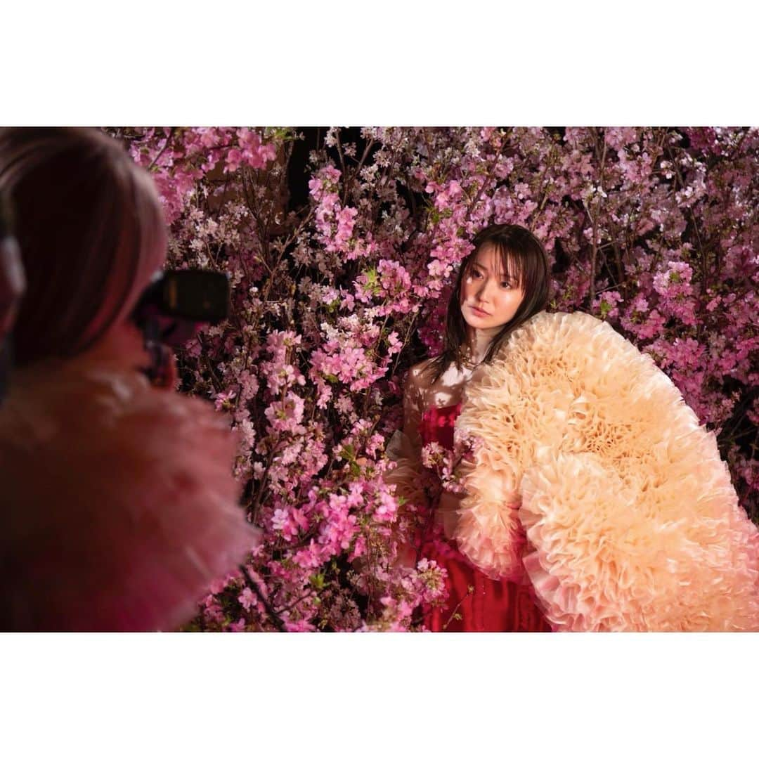 大島優子さんのインスタグラム写真 - (大島優子Instagram)「Tomo Koizumi Collection 2023  蜷川実花さんにひさしぶりに会えた👼🏻 いろいろな種類の桜の前で 撮影して もう春を満たしましたわ🌸  Photo by @packychong」3月16日 12時50分 - yuk00shima