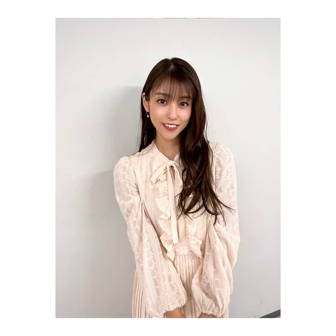 岡副麻希さんのインスタグラム写真 - (岡副麻希Instagram)「. 今夜【#ワールド極限ミステリー ２時間SP】 （#TBS  系列 21時〜） ⁡ 魔法のような摩訶不思議な世界へ招待されてきました🔮😆 こんなことがあるの！？の連続でしたよ😼💥 みなさんの周りでもありますか？😳 ⁡ ⁡ ▼大量のマットレスが公園に転がっている理由とは？ ▼世界で発生！青く光る不可思議現象の謎 ▼台湾で大ブームになった日本の超大物有名人！ ▼韓国の高層ビルで大パニック！！ ▼恋人たちを襲った恐怖のポルターガイスト現象！？ ▼ヨーロッパ最強の伝説の魔女と呪われた森 ⁡ 衣装 #celford  #starjewelry @celford_official  のワンピース、 品があってシルエットもすてき🥺♡」3月16日 14時00分 - maki_okazoe_official