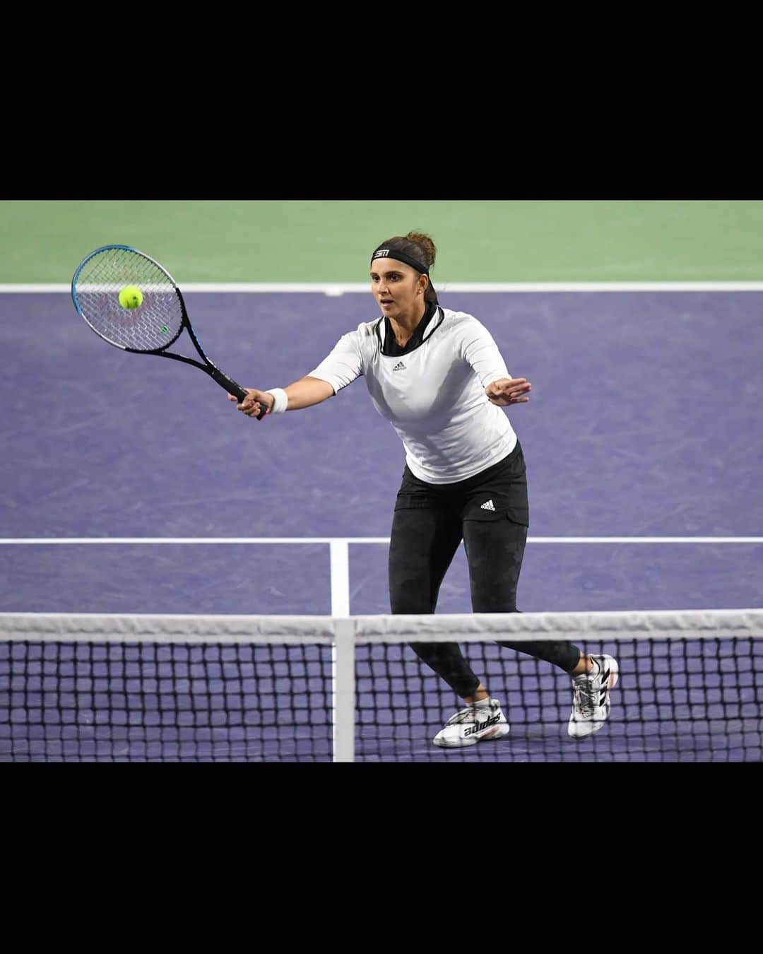 サニア・ミルザさんのインスタグラム写真 - (サニア・ミルザInstagram)「Eye on the ball ☑️ Contact in middle of the racket ☑️ One day at a time ☑️ Most attractive game face 😂☑️ Hair up in a bun and #SM headband☑️」3月16日 14時23分 - mirzasaniar