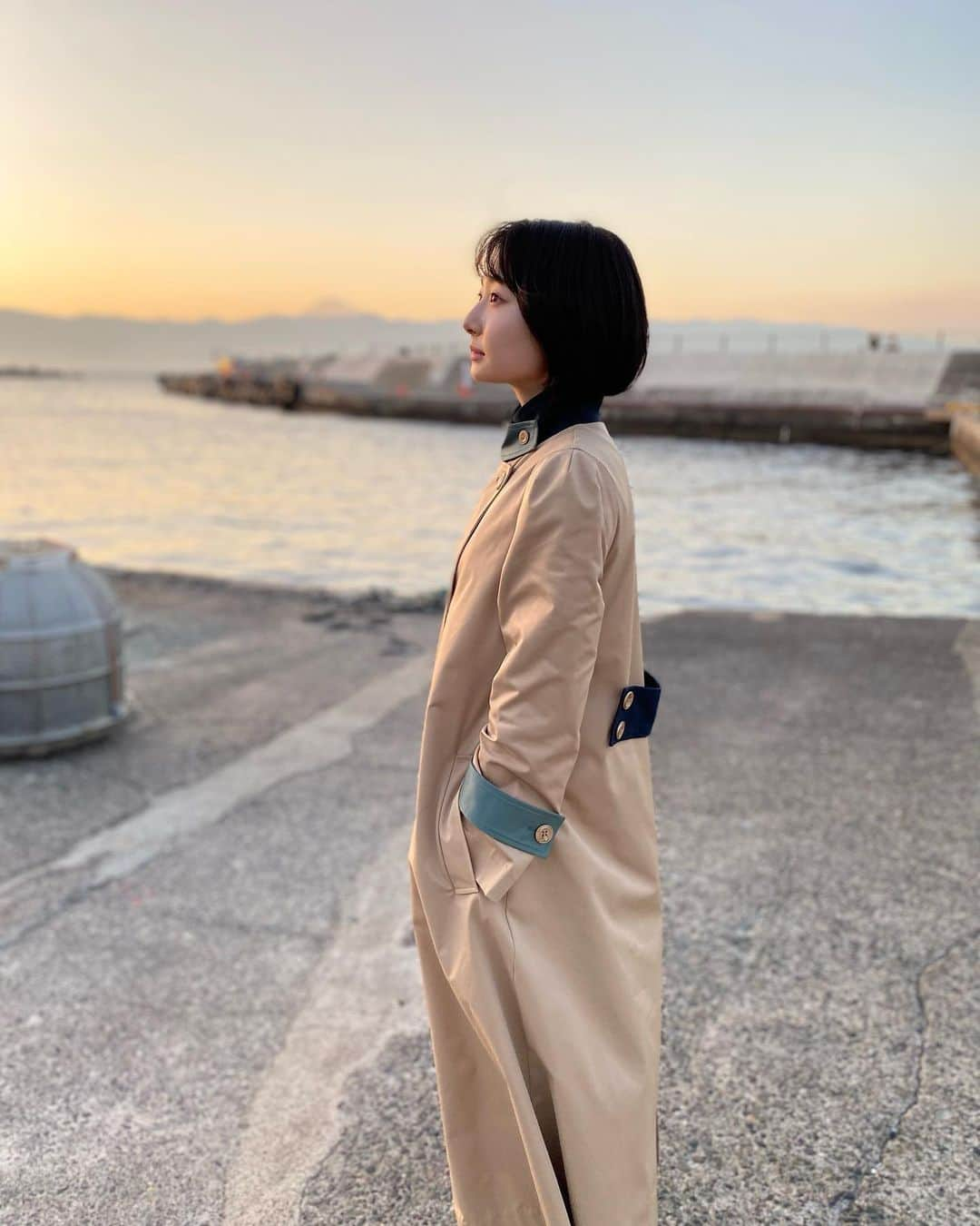 小室ゆらさんのインスタグラム写真 - (小室ゆらInstagram)「. ⁡ ⁡ 夕景×ポートレートは最強🤞🏻♡ ⁡ REDYAZELのトレンチコート、 もうめっっちゃくちゃに可愛い！！！！ ⁡ ⁡ #iPhone#iPhoneカメラ #ポートレート#夕日#港 ⁡ ⁡ .」3月16日 15時22分 - komuro_yura_official