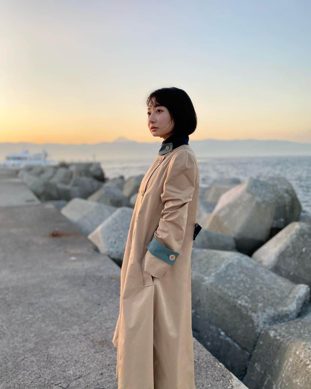 小室ゆらさんのインスタグラム写真 - (小室ゆらInstagram)「. ⁡ ⁡ 夕景×ポートレートは最強🤞🏻♡ ⁡ REDYAZELのトレンチコート、 もうめっっちゃくちゃに可愛い！！！！ ⁡ ⁡ #iPhone#iPhoneカメラ #ポートレート#夕日#港 ⁡ ⁡ .」3月16日 15時22分 - komuro_yura_official