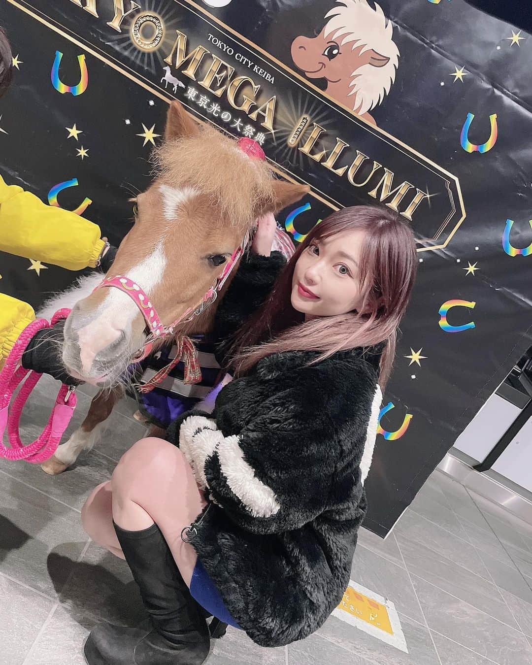 一鷹杏奈さんのインスタグラム写真 - (一鷹杏奈Instagram)「イルミネーションみに 大井競馬場行ってきた時の💕 ポニー可愛すぎた❤️❤️  今年イルミネーションは、 ここしかいけなかったなぁー🥺 もうすぐ春ですね🌸 お花見したいなぁー✨  #大井競馬場#キラキラ #ポニー #馬ちゃん#競馬場#イルミネーション」3月16日 15時26分 - annaichitaka