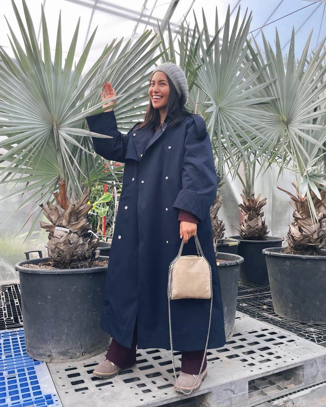 清宮佑美さんのインスタグラム写真 - (清宮佑美Instagram)「少し前にプラントハンター西畠清順さんの農場にお邪魔しました🌿 @seijun_nishihata @from_sora  大阪 池田にある広い農場には世界中から集められた植物たちを常時1000種類以上管理しているそう🌳🌲🌿😳✨ 清順さんに貴重なお話を伺いながら ゆっくり2日間掛けて マイホームのお庭に植える木や室内の植物たちを選びました😍✨ お庭のシンボルツリーには この大きなオーガスタを🌲✨ お庭の完成は4月中旬予定🤤💛💛💛 心に安らぎを与えてくれるグリーンとの暮らしが今からとっても楽しみです🥺😮‍💨🍀  🧥 @searoomlynn_official 💙 🧢 @marihoja  👜 @stellamccartney   #グリーンのある暮らし #植物 #観葉植物 #そら植物園 #マイホーム #新築一戸建て #西畠清順 #プラントハンター #お庭作り」3月16日 15時37分 - yuumi_seimiya