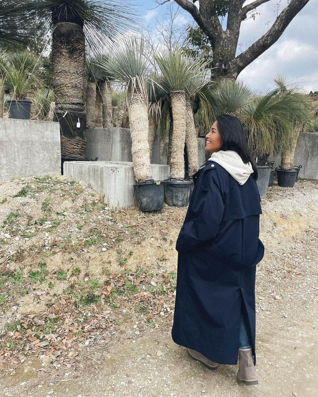 清宮佑美さんのインスタグラム写真 - (清宮佑美Instagram)「少し前にプラントハンター西畠清順さんの農場にお邪魔しました🌿 @seijun_nishihata @from_sora  大阪 池田にある広い農場には世界中から集められた植物たちを常時1000種類以上管理しているそう🌳🌲🌿😳✨ 清順さんに貴重なお話を伺いながら ゆっくり2日間掛けて マイホームのお庭に植える木や室内の植物たちを選びました😍✨ お庭のシンボルツリーには この大きなオーガスタを🌲✨ お庭の完成は4月中旬予定🤤💛💛💛 心に安らぎを与えてくれるグリーンとの暮らしが今からとっても楽しみです🥺😮‍💨🍀  🧥 @searoomlynn_official 💙 🧢 @marihoja  👜 @stellamccartney   #グリーンのある暮らし #植物 #観葉植物 #そら植物園 #マイホーム #新築一戸建て #西畠清順 #プラントハンター #お庭作り」3月16日 15時37分 - yuumi_seimiya