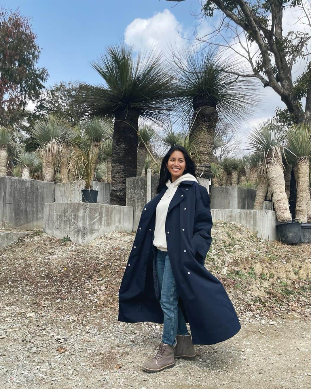 清宮佑美さんのインスタグラム写真 - (清宮佑美Instagram)「少し前にプラントハンター西畠清順さんの農場にお邪魔しました🌿 @seijun_nishihata @from_sora  大阪 池田にある広い農場には世界中から集められた植物たちを常時1000種類以上管理しているそう🌳🌲🌿😳✨ 清順さんに貴重なお話を伺いながら ゆっくり2日間掛けて マイホームのお庭に植える木や室内の植物たちを選びました😍✨ お庭のシンボルツリーには この大きなオーガスタを🌲✨ お庭の完成は4月中旬予定🤤💛💛💛 心に安らぎを与えてくれるグリーンとの暮らしが今からとっても楽しみです🥺😮‍💨🍀  🧥 @searoomlynn_official 💙 🧢 @marihoja  👜 @stellamccartney   #グリーンのある暮らし #植物 #観葉植物 #そら植物園 #マイホーム #新築一戸建て #西畠清順 #プラントハンター #お庭作り」3月16日 15時37分 - yuumi_seimiya