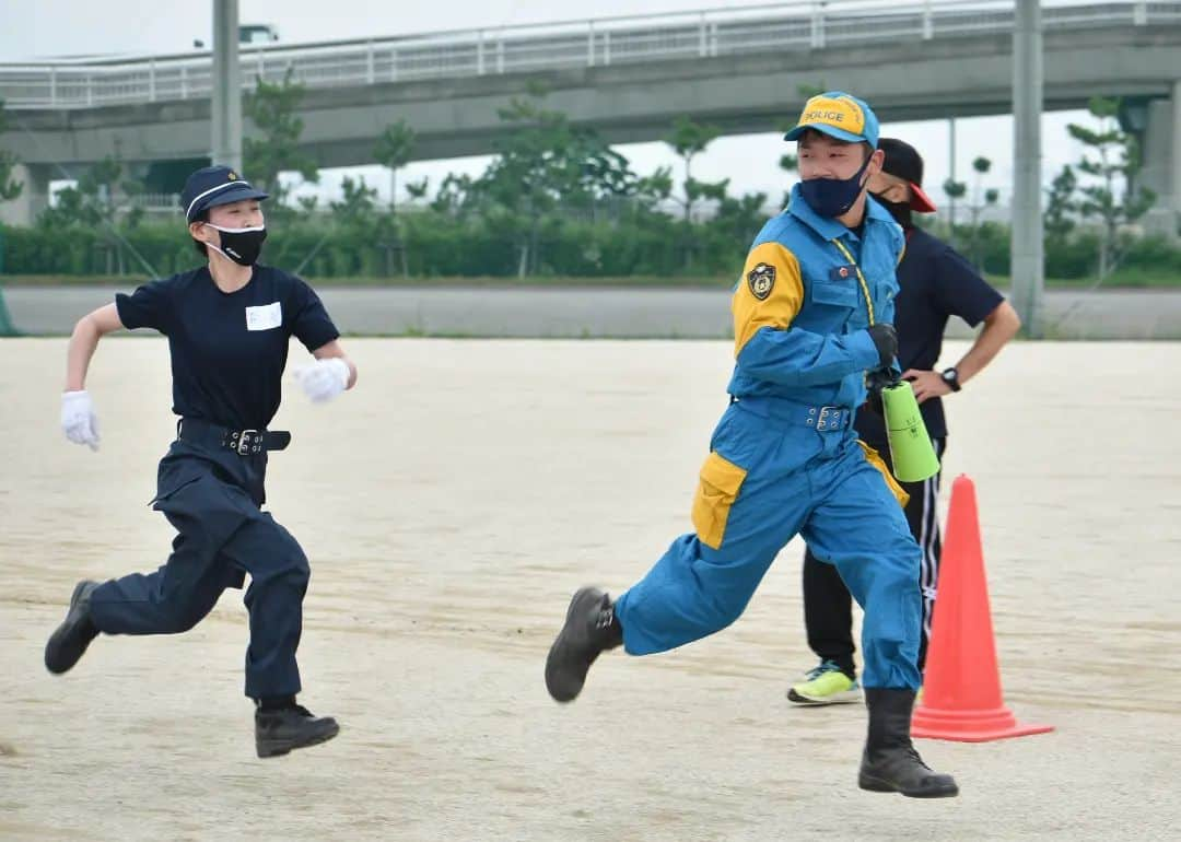 大阪府警察さんのインスタグラム写真 - (大阪府警察Instagram)「【乗り越えろ！】 この頑張りが、いつか必ず報われる。  ※警察学校における災害警備訓練の様子。  #大阪府警察公式 #大阪府警察 #大阪府警 #府警 #警察 #警察官 #女性警察官 #おまわりさん #お巡りさん #ポリス #POLICE #警察学校 #初任科生 #学生 #災害警備訓練 #機動隊 #広域緊急援助隊 #訓練指導 #敬礼 #乗り越えろ #負けない #力の限り #府民を守る #第45回広報用写真コンクール #応募作品」3月16日 16時57分 - fukei_koho