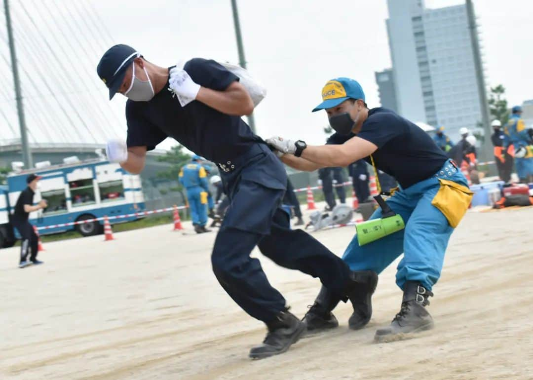 大阪府警察さんのインスタグラム写真 - (大阪府警察Instagram)「【乗り越えろ！】 この頑張りが、いつか必ず報われる。  ※警察学校における災害警備訓練の様子。  #大阪府警察公式 #大阪府警察 #大阪府警 #府警 #警察 #警察官 #女性警察官 #おまわりさん #お巡りさん #ポリス #POLICE #警察学校 #初任科生 #学生 #災害警備訓練 #機動隊 #広域緊急援助隊 #訓練指導 #敬礼 #乗り越えろ #負けない #力の限り #府民を守る #第45回広報用写真コンクール #応募作品」3月16日 16時57分 - fukei_koho