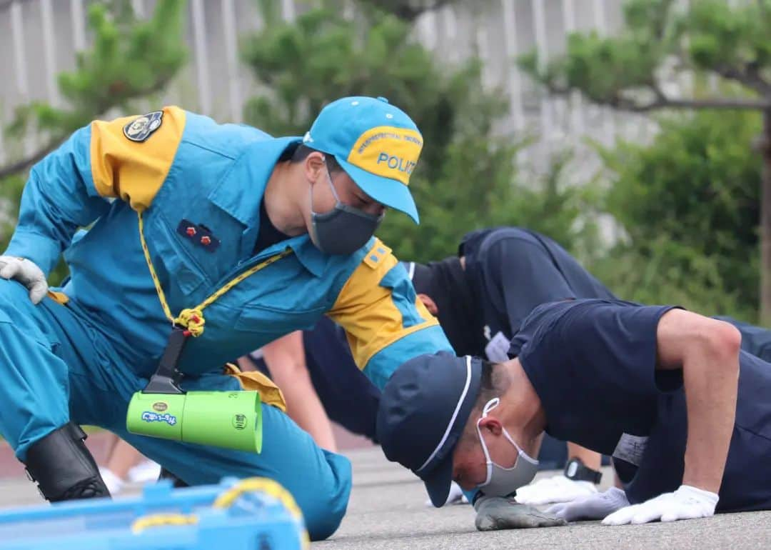 大阪府警察さんのインスタグラム写真 - (大阪府警察Instagram)「【乗り越えろ！】 この頑張りが、いつか必ず報われる。  ※警察学校における災害警備訓練の様子。  #大阪府警察公式 #大阪府警察 #大阪府警 #府警 #警察 #警察官 #女性警察官 #おまわりさん #お巡りさん #ポリス #POLICE #警察学校 #初任科生 #学生 #災害警備訓練 #機動隊 #広域緊急援助隊 #訓練指導 #敬礼 #乗り越えろ #負けない #力の限り #府民を守る #第45回広報用写真コンクール #応募作品」3月16日 16時57分 - fukei_koho