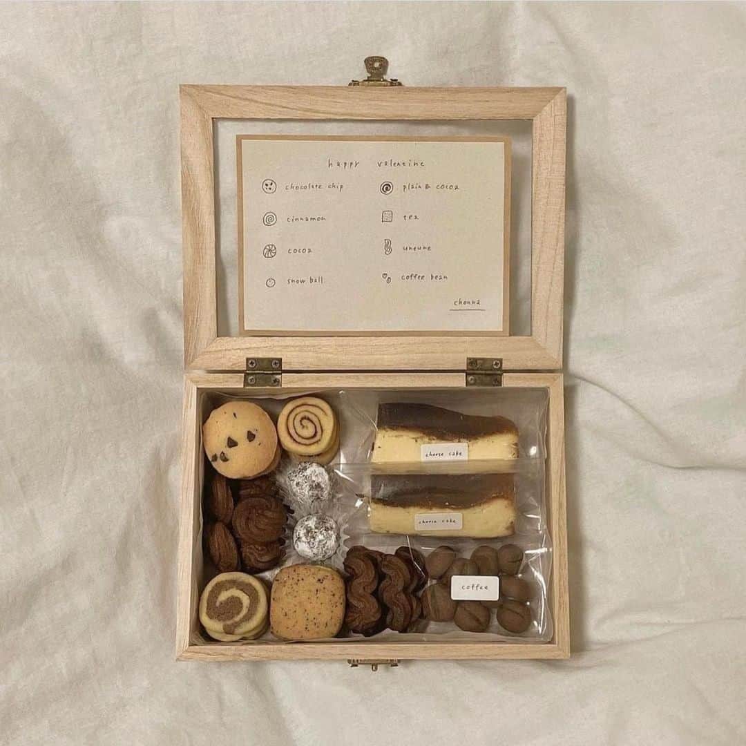 R i R y (リリー)さんのインスタグラム写真 - (R i R y (リリー)Instagram)「『可愛いクッキーの詰め方特集🍪❤️』　　  可愛いクッキーの詰め方💌 瓶や箱に詰めたりするのも楽しいですよね🍫 ぜひやってみてください💋  ✴︎---------------✴︎---------------✴︎� � ▶▶掲載する写真を募集中📸� カワイイ写真が撮れたら、@velle.jp をタグ付けするか、ハッシュタグ #velle_jp をつけて投稿してみてね♪� � velle編集部と一緒にカワイイで溢れるvelleを創っていこう😚🤍  ✴︎---------------✴︎---------------✴︎� #クッキー #クッキー作り #手作りバレンタイン #おうち時間 #焼き菓子 #手作りお菓子 #お菓子づくり記録 #おうちカフェ #カフェ巡り #料理好きな人と繋がりたい #お菓子作り好きな人と繋がりたい #ホワイトデー #バレンタインラッピング #メレンゲクッキー #韓国カフェ #手作りラッピング #スヌーピークッキー #アイシングクッキー #バレンタインレシピ #バレンタインラッピング #手作りバレンタイン #お菓子作り #おうちカフェ #手作りお菓子 #おかし作り #バレンタインレシピ #友チョコ #ラッピング」3月16日 18時07分 - velle.jp
