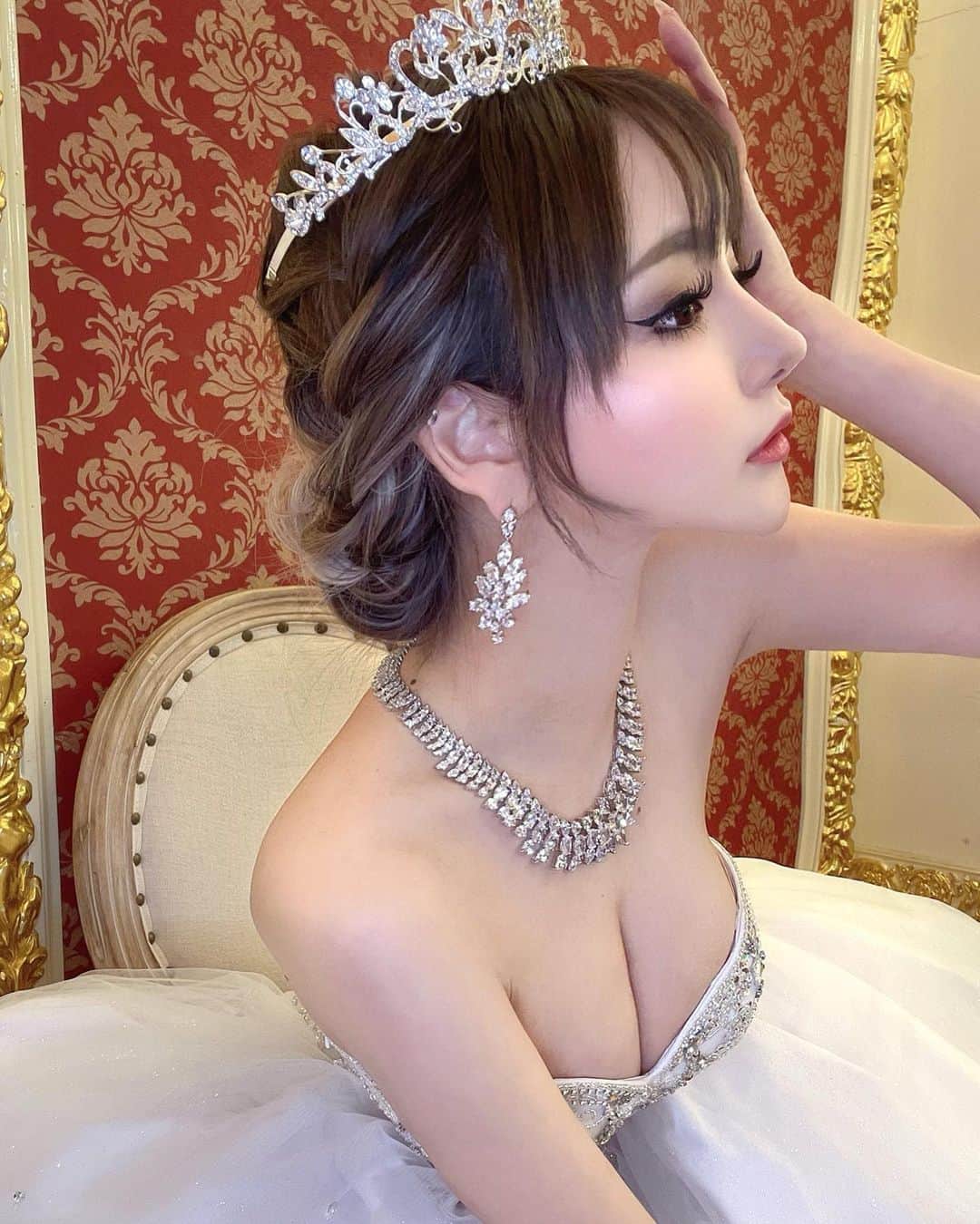 葉月芽生さんのインスタグラム写真 - (葉月芽生Instagram)「👸🏻💎💘  豪華すぎるティアラ、ネックレス、ピアス 発売されたよー👑☺️💕💕 @angelr_dress   #angelr  #model  #tiara  #pierce  #necklace  #gorgeous  #エンジェルアール  #新作  #葉月芽生」3月16日 18時52分 - mei_hazuki