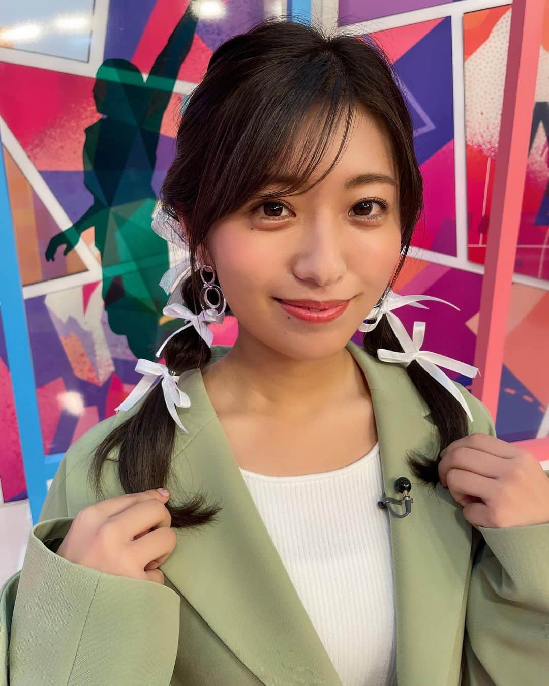 白戸ゆめのさんのインスタグラム写真 - (白戸ゆめのInstagram)「🏀 . #熱血バスケ 天皇杯についてお伝えしました☺️ 藤井選手の活躍本当にすごかった！ . そんな藤井選手にお話が聞けてよかったです✨ ありがとうございました🔥 いたずら好きということで そんな藤井選手に 逆にいたずらを仕掛けてみたいですね🤣 . 洋服は @rienda_official  春カラーのデザイン性あるセットアップ🌸💚 . アイラインも黄緑を入れてもらいました😉 ホワイトデーに合わせて 髪にはたくさんリボンが付いています🎀 . 小宮さんとのポーズは シュートフォームなんですけど 私盆踊りみたいですね笑笑 . 来週も宜しくお願いします！！」3月16日 19時31分 - yumeno.s_