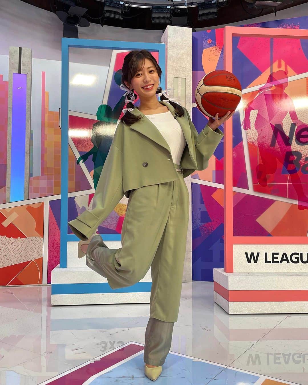白戸ゆめのさんのインスタグラム写真 - (白戸ゆめのInstagram)「🏀 . #熱血バスケ 天皇杯についてお伝えしました☺️ 藤井選手の活躍本当にすごかった！ . そんな藤井選手にお話が聞けてよかったです✨ ありがとうございました🔥 いたずら好きということで そんな藤井選手に 逆にいたずらを仕掛けてみたいですね🤣 . 洋服は @rienda_official  春カラーのデザイン性あるセットアップ🌸💚 . アイラインも黄緑を入れてもらいました😉 ホワイトデーに合わせて 髪にはたくさんリボンが付いています🎀 . 小宮さんとのポーズは シュートフォームなんですけど 私盆踊りみたいですね笑笑 . 来週も宜しくお願いします！！」3月16日 19時31分 - yumeno.s_