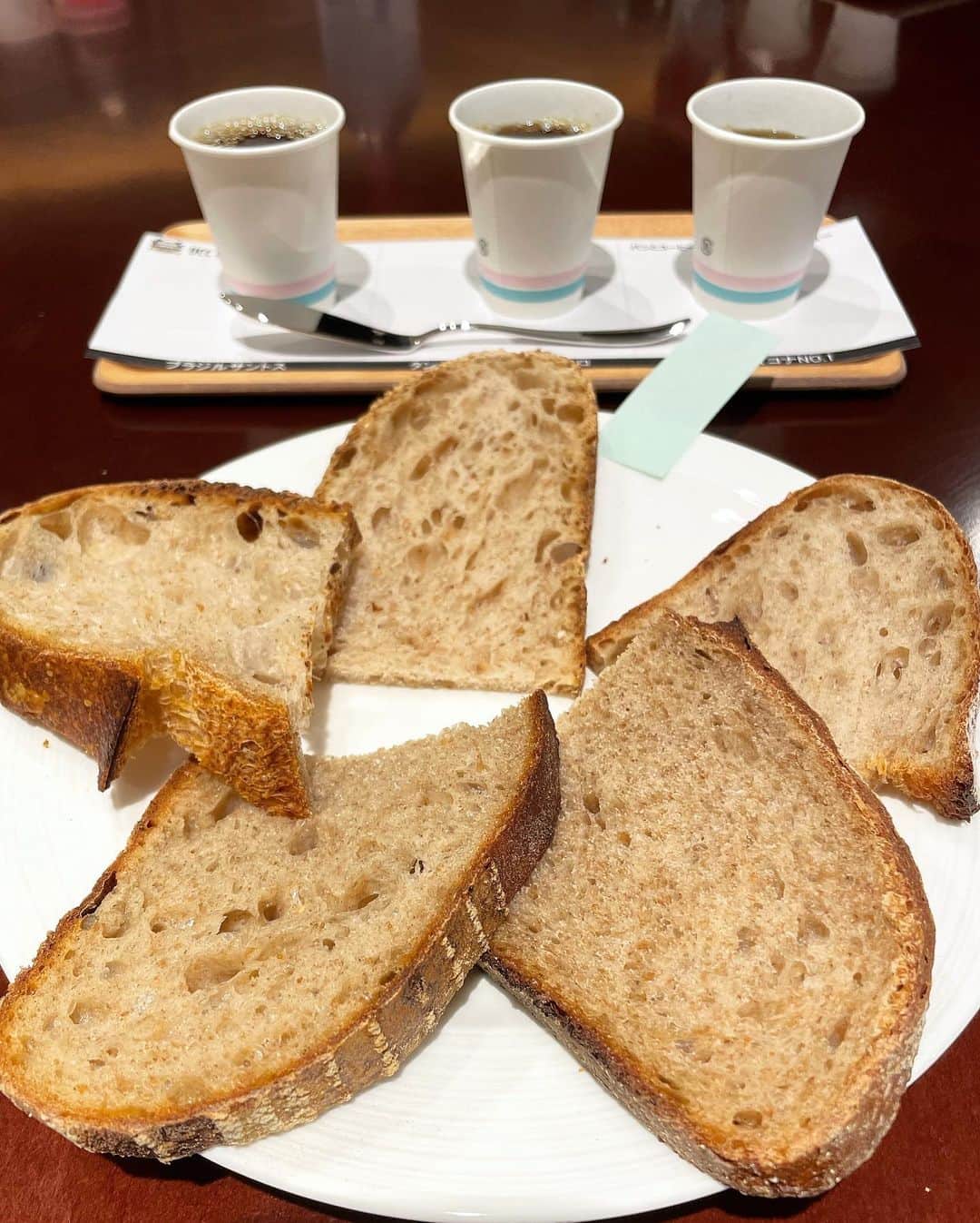 池田るりさんのインスタグラム写真 - (池田るりInstagram)「. カンパーニュ食べ比べとコーヒーとのペアリングという夢のような体験😍 . @ucc_coffee_academy で開催された【コーヒーとパンのおいしい出会い】という1dayセミナーに、パン好き仲間の @mariya_kuroda と参加してきました✨  これまで食べたパンの種類はなんと７００００種類を超えるという、パンコーディネーターとして有名なひのようこさん @kongaripanda セレクトのカンパーニュを食べ比べ😋 カンパーニュといってもお店ごとにこんなに味や食感が違うのか‥と面白かったです👀 . ひのさんからパンの選び方やおすすめのお店、食べ方など色々お話を聞けて本当に楽しくて幸せな時間だったし、UCCのコーヒーとのペアリングがまた最高だったなぁ、、☺️💕 . 今回はカンパーニュだったけど、次回はまた別のパンで開催されるみたいだから次回もまたぜひ参加したい🥺💕 @ucc_coffee_academy のアカウントでイベント開催予定が随時アップされるので、興味ある方はぜひフォローしてみてね😊 私も楽しいイベント見逃さないようにこまめにチェックしようっと🙋‍♀️ . . . #コーヒー #珈琲 #coffee #ucc #uccコーヒー #uccコーヒー博物館 #uccコーヒーアカデミー神戸 #uccコーヒーアカデミー #ucc_coffee_academy #uccコーヒーアカデミー東京 #パン好きな人と繋がりたい #コーヒー好きな人と繋がりたい #カンパーニュ #ひのようこ さん #食べ比べ #pr」3月16日 20時01分 - ruri_ikeda
