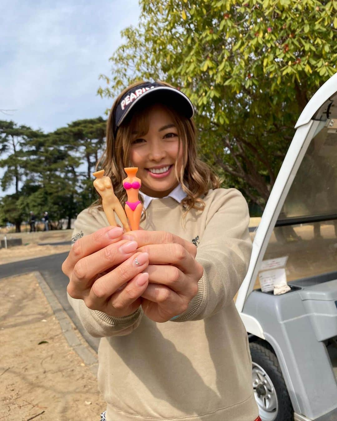 あおい夏海さんのインスタグラム写真 - (あおい夏海Instagram)「先週末は毎月開催の3月1回目のスマイルゴルフさん企画のラウンドイベントでした！ @smilegolf2018  今日は霞ヶ浦国際ゴルフコースにて🥰 都内からもアクセスしやすくて、比較的平坦なコースなので初心者の人にもおすすめしてた？のコース❣️ この日もレギュラーからみんなと回って パットとアプローチが前半神ってて、43だったのに、後半崩れたー😂💦  今回からニアピンだけでなく、ドラコンもやって、コンペの賞を増やして、賞品をちょっとだけ豪華にしたよー！ お陰様で4月、5月は満員御礼なりました！！ いつも本当に皆さんありがとうございます🥺😍✨ なつみんとラウンドしたいってコメントとかDMしてくれるみなさんに朗報です！！  3/25 金曜日の2回目のラウンドイベントがキャンセルがでてまだ枠が空いてます‼️ ぜひ予定が空いている方いらっしゃいましたら、参加してもらえたら嬉しいです💕 詳細は スマイルゴルフ @smilegolf2018 に【3/25あおい夏海 ラウンド参加希望】とDMしてもえたら、すぐにスマイルゴルフさんが対応してくれるので、3/25偶然に空いてる方はDMしてくださいね💕💕   #ゴルフ #ゴルフ女子  #ゴルフウェア  #ゴルフコーデ  #あおい夏海 #スマイルゴルフ #ラウンドイベント #ゴルフ女子コンペ  #春コーデ #ゴルフ女子コーデ  #ゴルフウェアコーデ  #ニーハイソックス  #絶対領域  #スポーティー女子  #スポーツ女子  #ゴルフ男子  #美女ゴルフ  #霞ヶ浦国際ゴルフコース」3月16日 20時08分 - natsumi.aoi