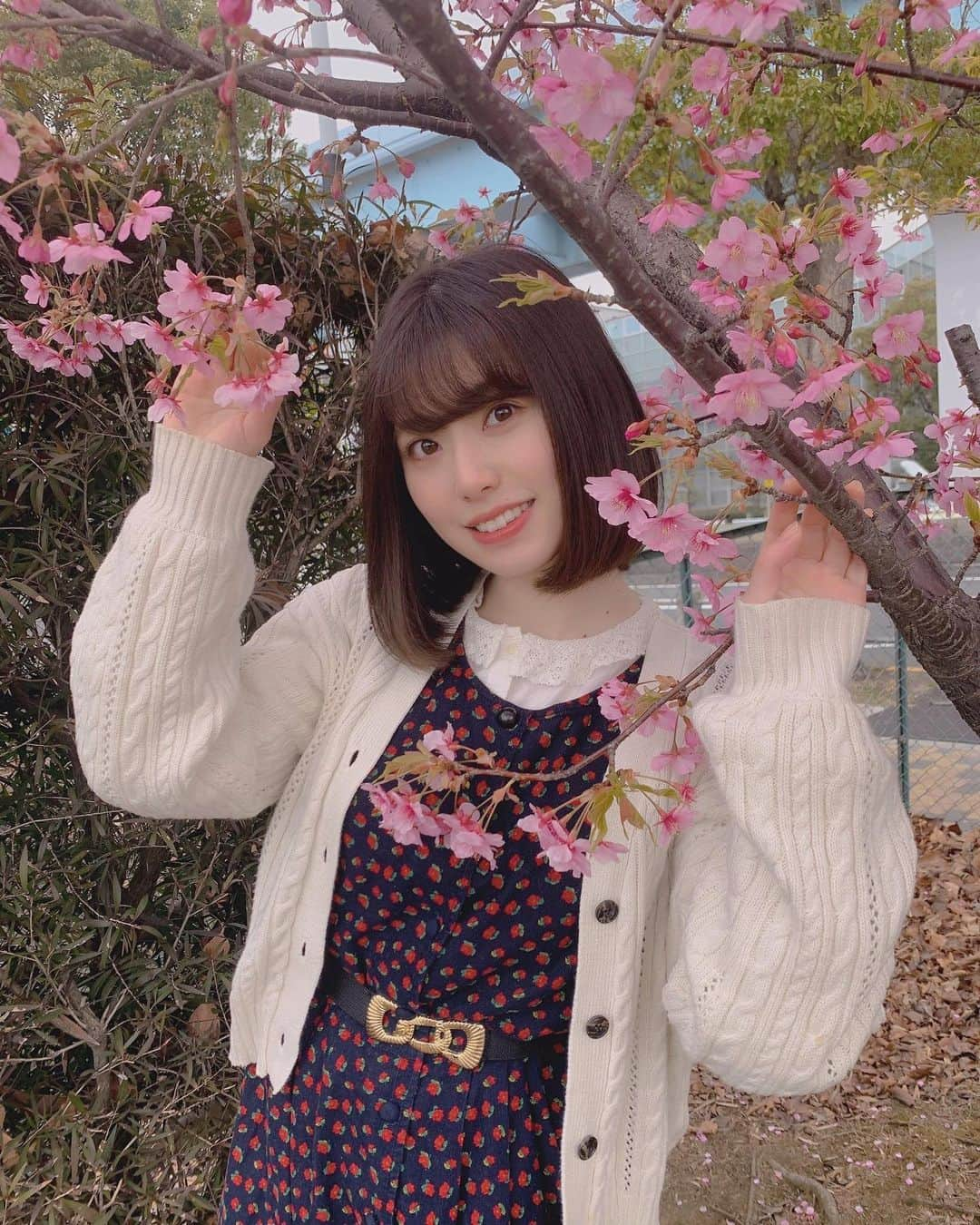 星名あゆみさんのインスタグラム写真 - (星名あゆみInstagram)「さくら咲いてた🌸🌸🌸 #河津桜 #桜 ＃さくら #古着 #古着コーデ #サマンサモスモス #samansamos2 #ボブ #ボブアレンジ ##tiktok #grl #grlコーデ」3月16日 20時27分 - hoshina_ayumi