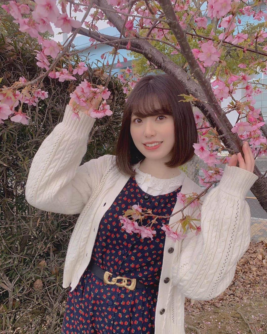 星名あゆみさんのインスタグラム写真 - (星名あゆみInstagram)「さくら咲いてた🌸🌸🌸 #河津桜 #桜 ＃さくら #古着 #古着コーデ #サマンサモスモス #samansamos2 #ボブ #ボブアレンジ ##tiktok #grl #grlコーデ」3月16日 20時27分 - hoshina_ayumi